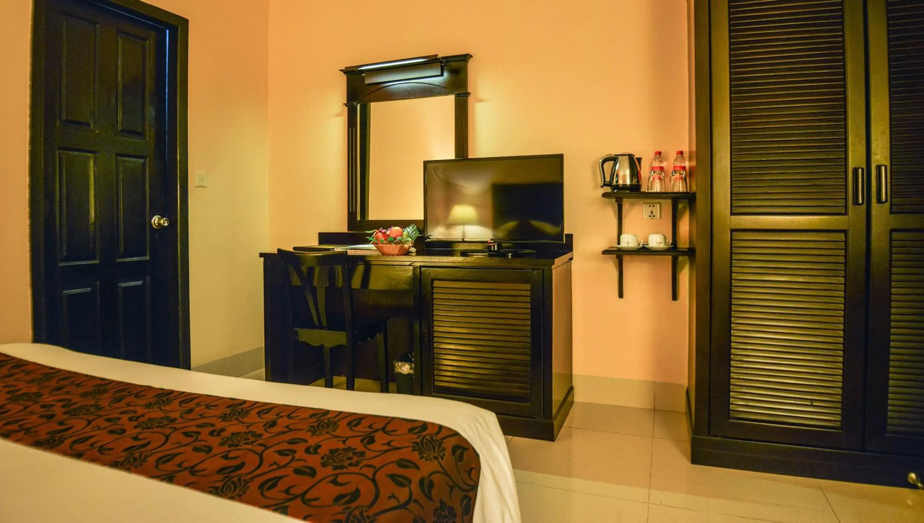 TV and multimedia, Bed in Almond Hotel Sothearos