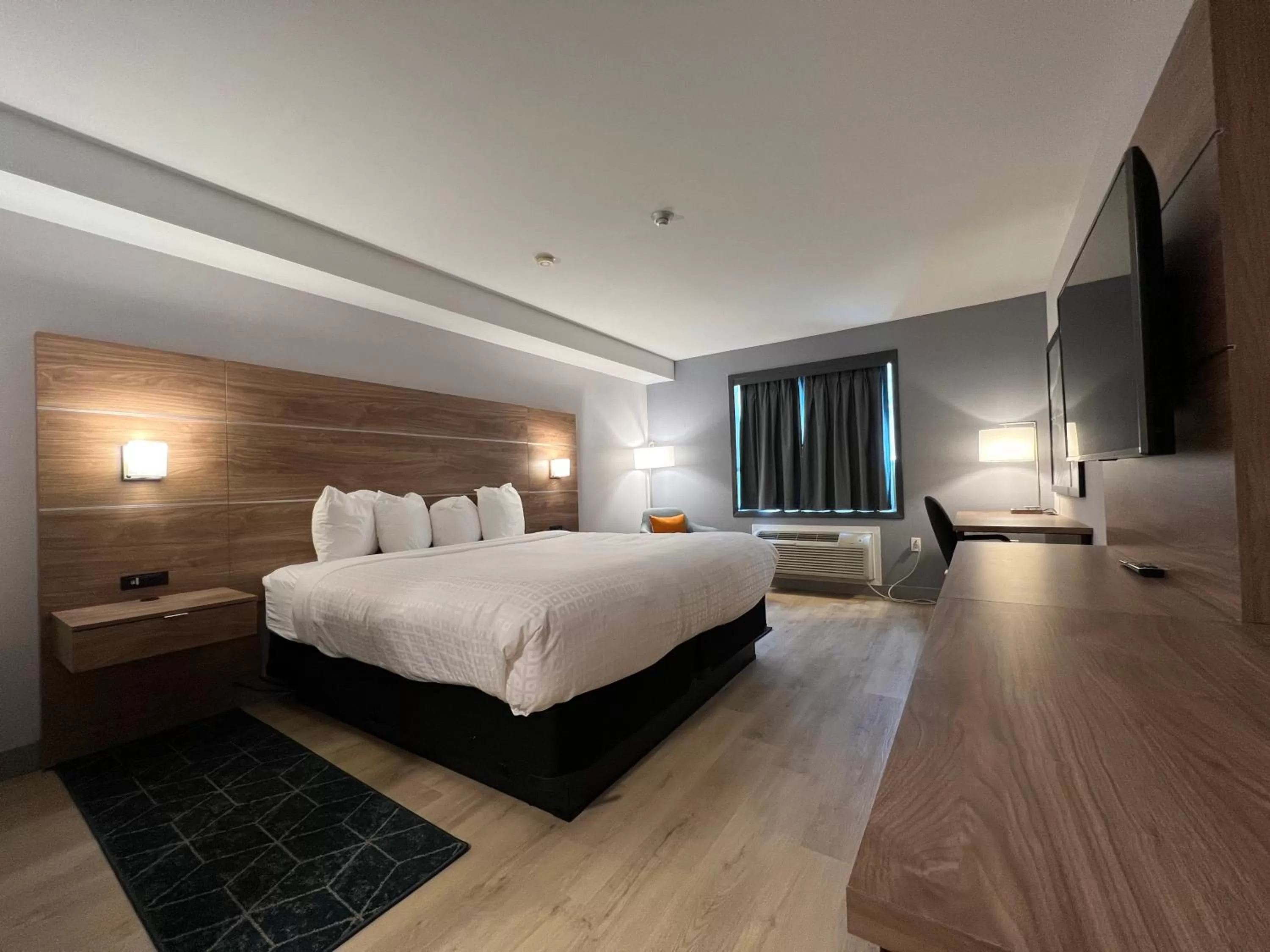 Photo of the whole room, Bed in Super 8 by Wyndham Cornwall ON