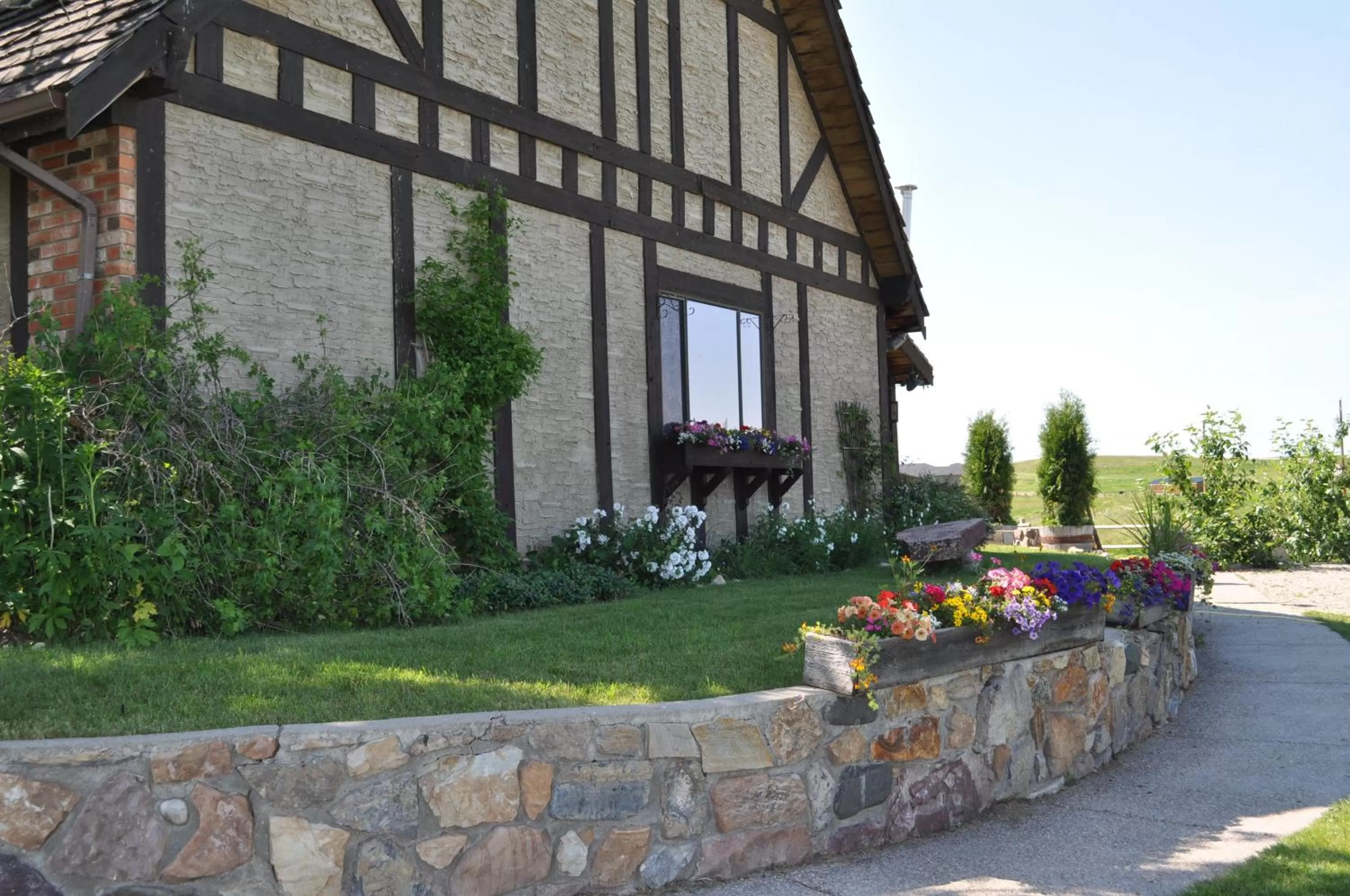 Facade/entrance in Rocky Ridge Country Lodge