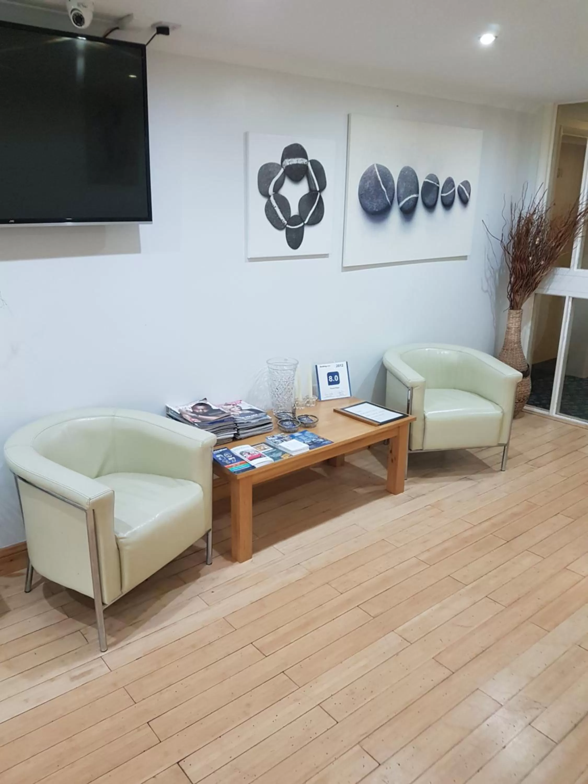 Communal lounge/ TV room in Travel Plaza Hotel