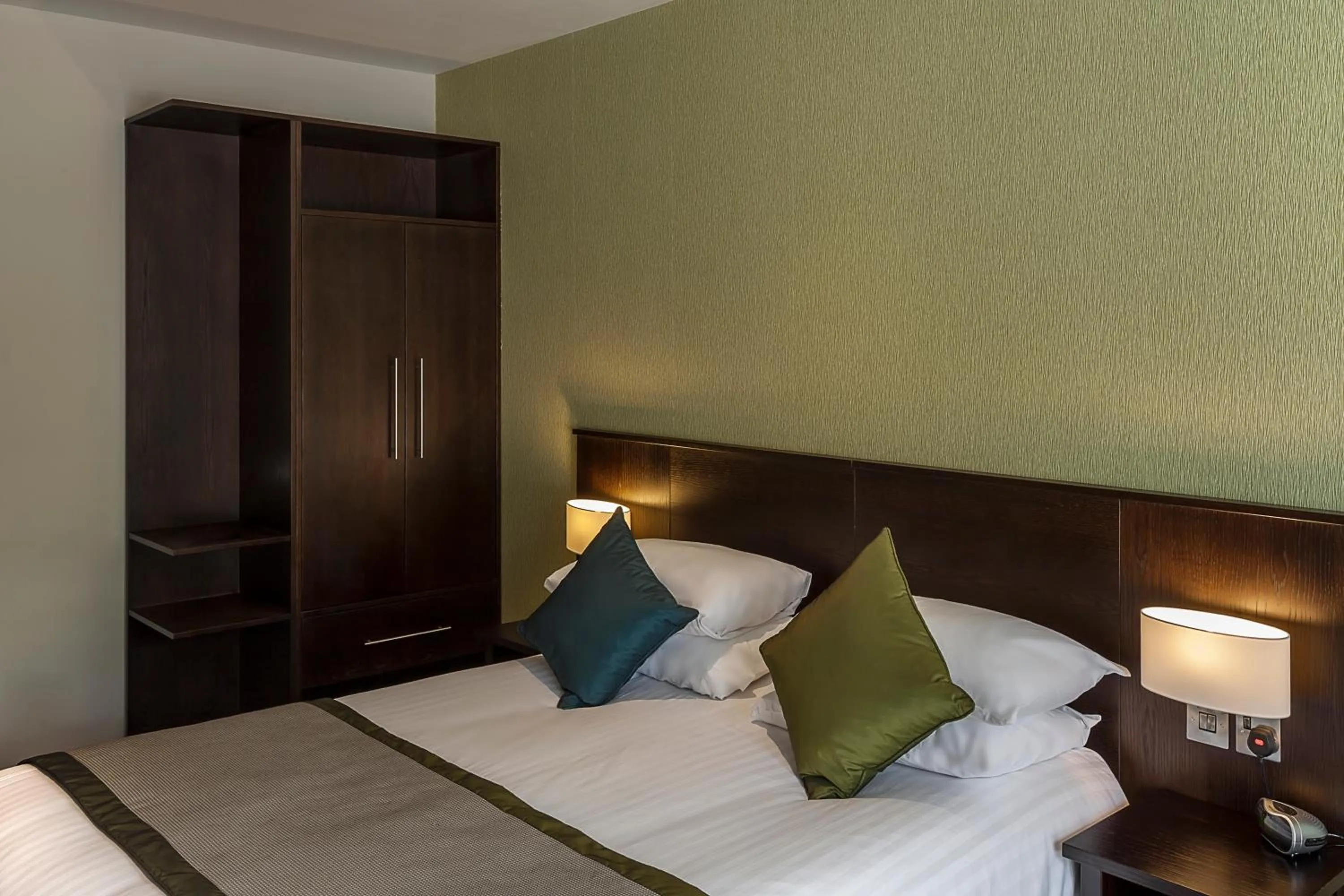 Bed in Best Western Plus Pinewood Manchester Airport-Wilmslow Hotel