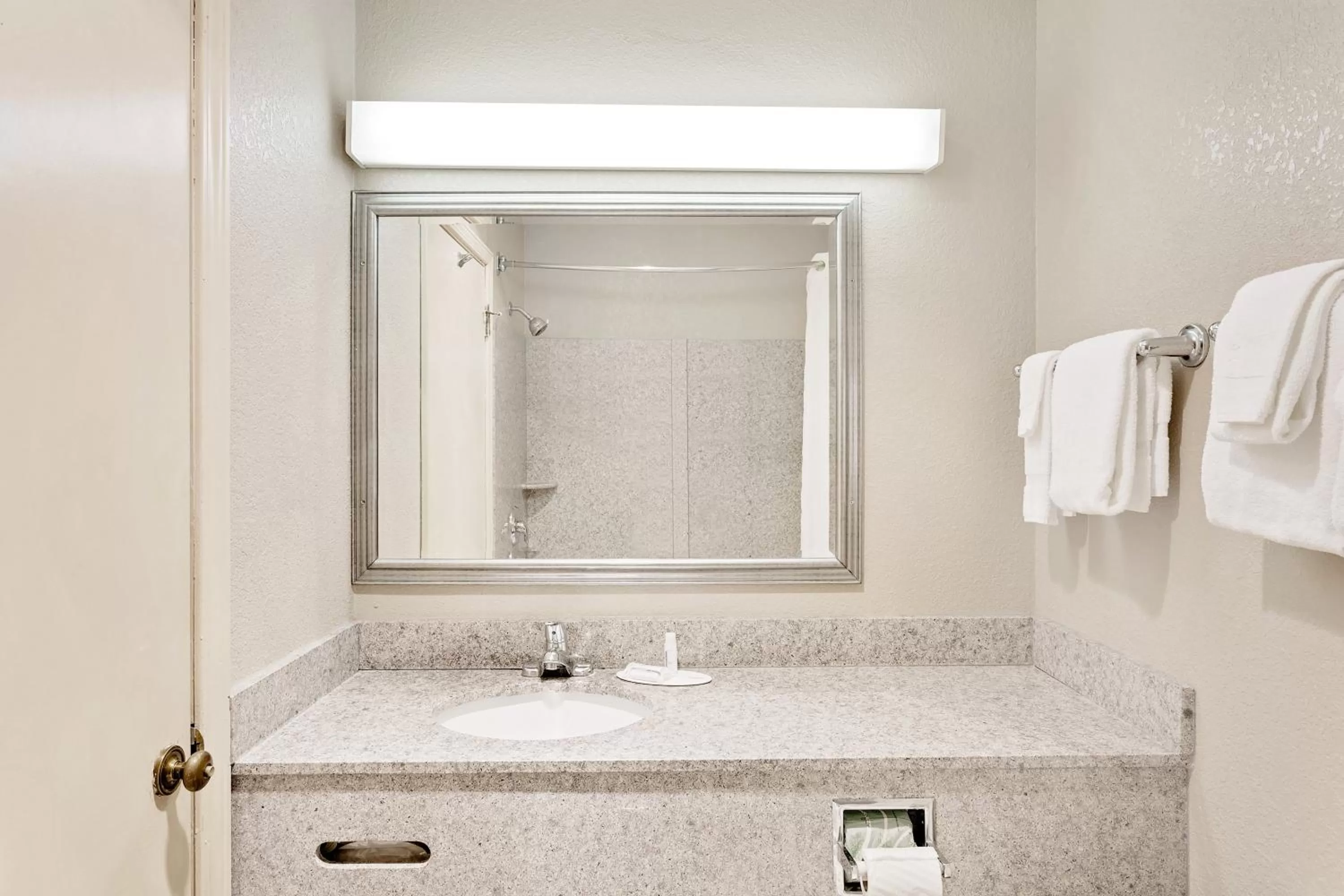 Deluxe Double Room - Disability Access- Smoking in Super 8 by Wyndham Hillsville