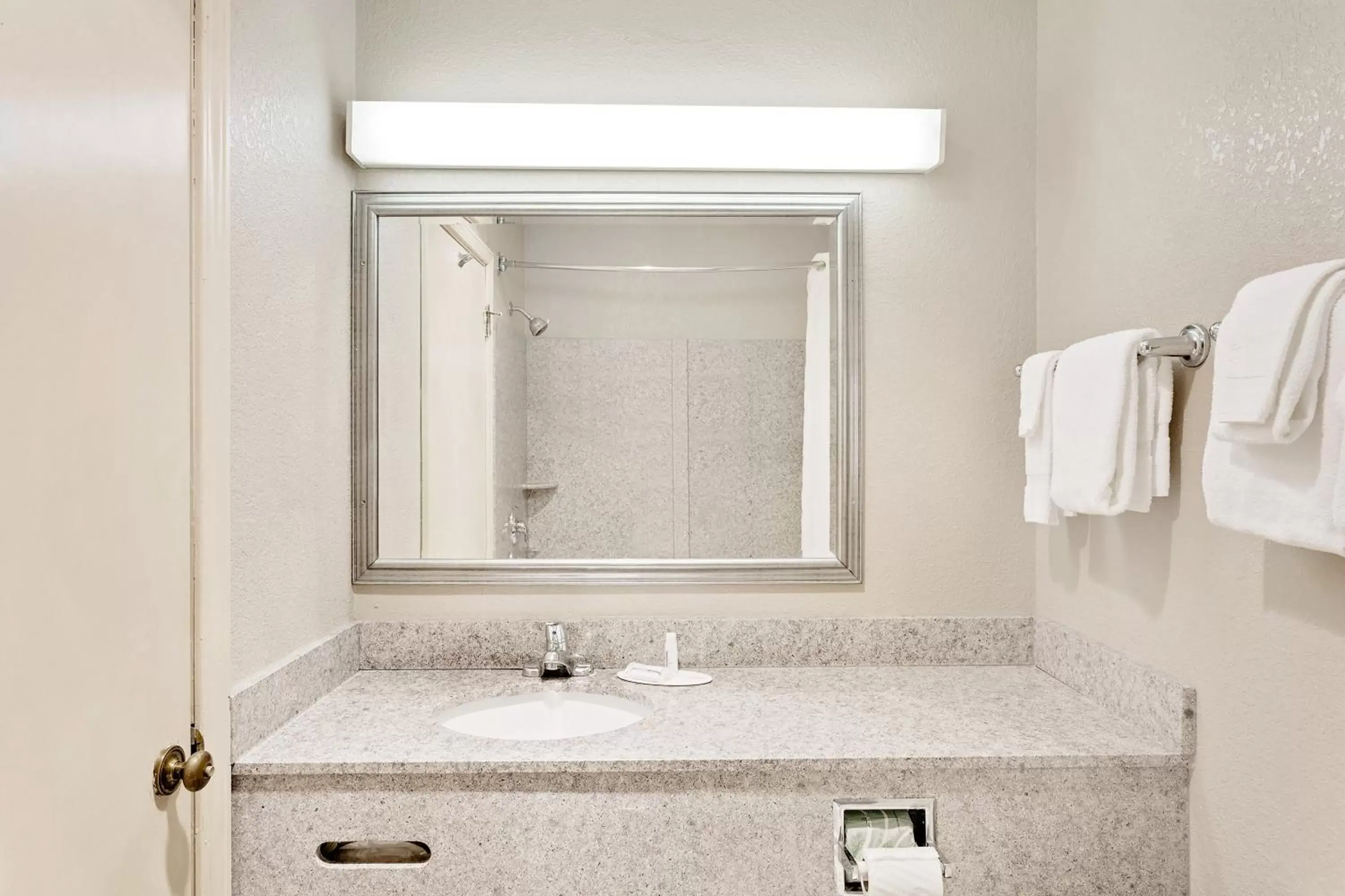 Deluxe Double Room - Disability Access- Smoking in Super 8 by Wyndham Hillsville Deluxe Double Room - Disability Access- Smoking in Super 8 by Wyndham Hillsville