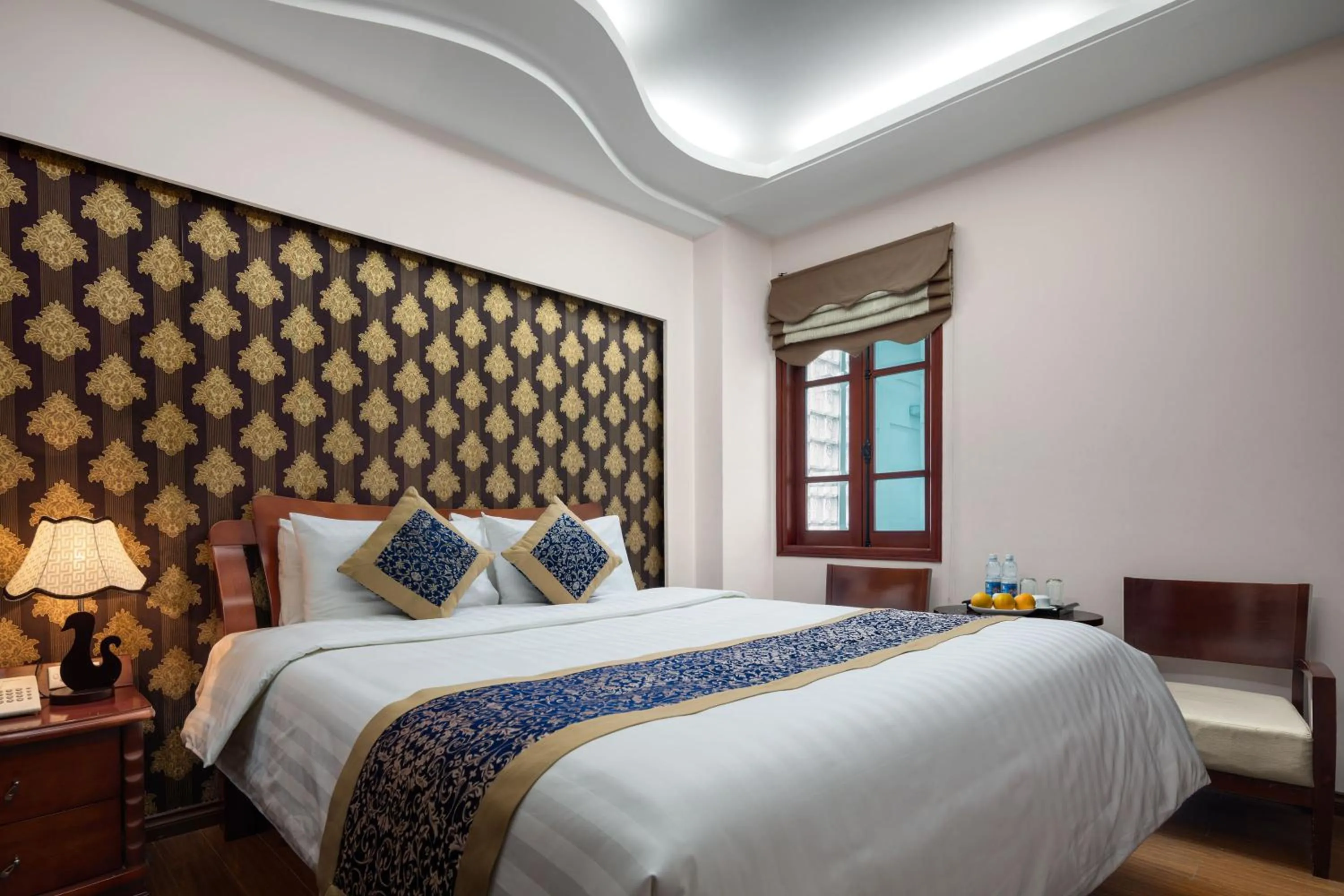 Photo of the whole room, Bed in Lakeside Palace Hotel