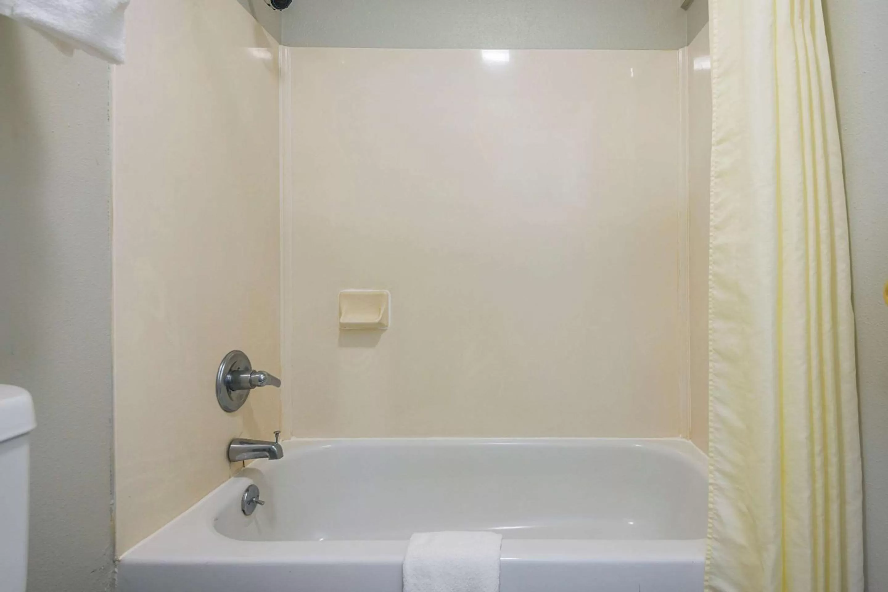 Bathroom in Quality Inn DeRidder