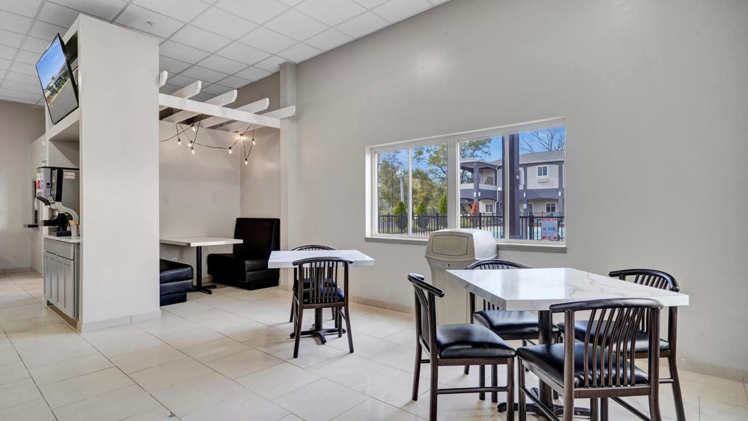Dining area in Days Inn & Suites by Wyndham Niagara Falls/Buffalo