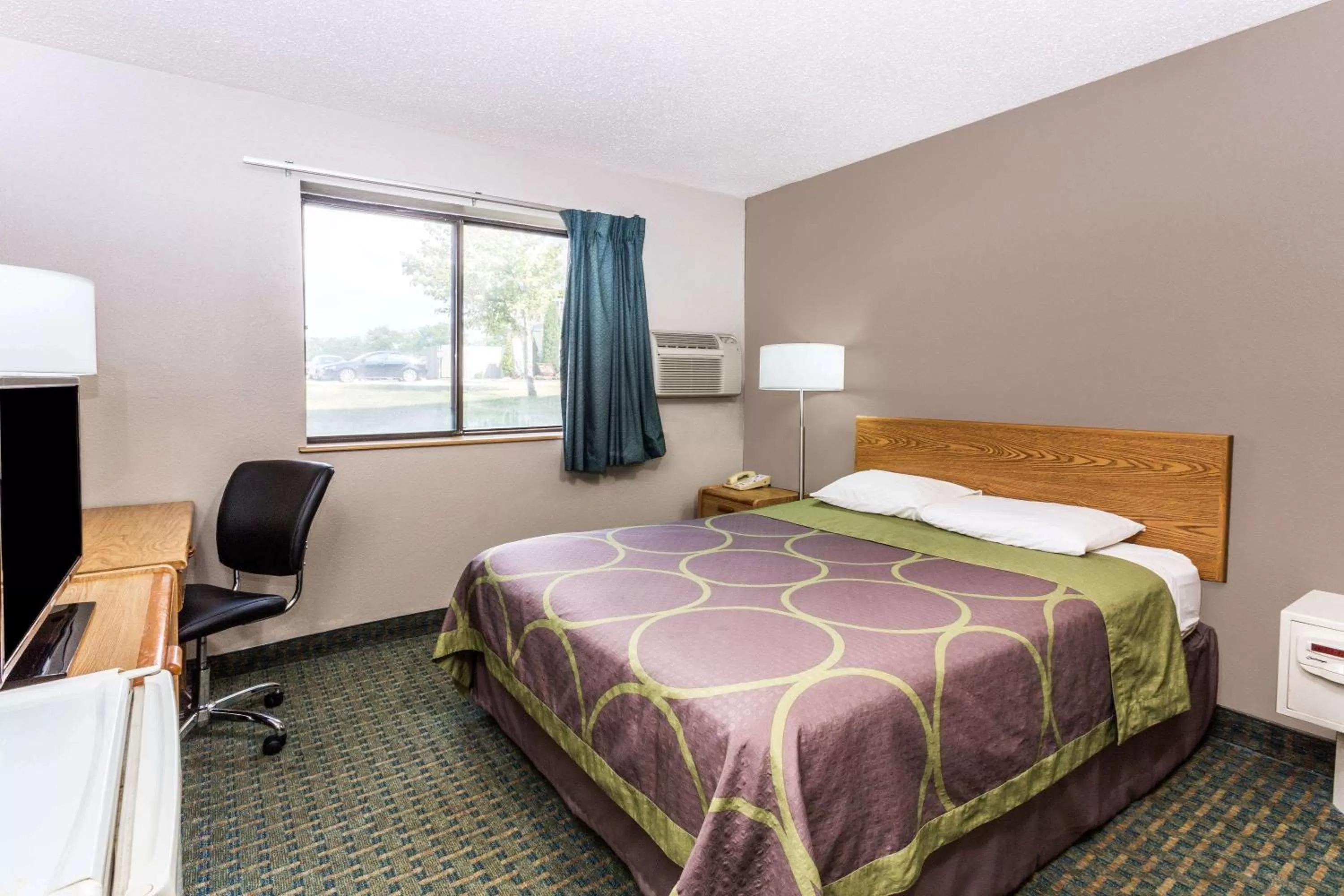 Photo of the whole room, Bed in Super 8 by Wyndham St. Charles