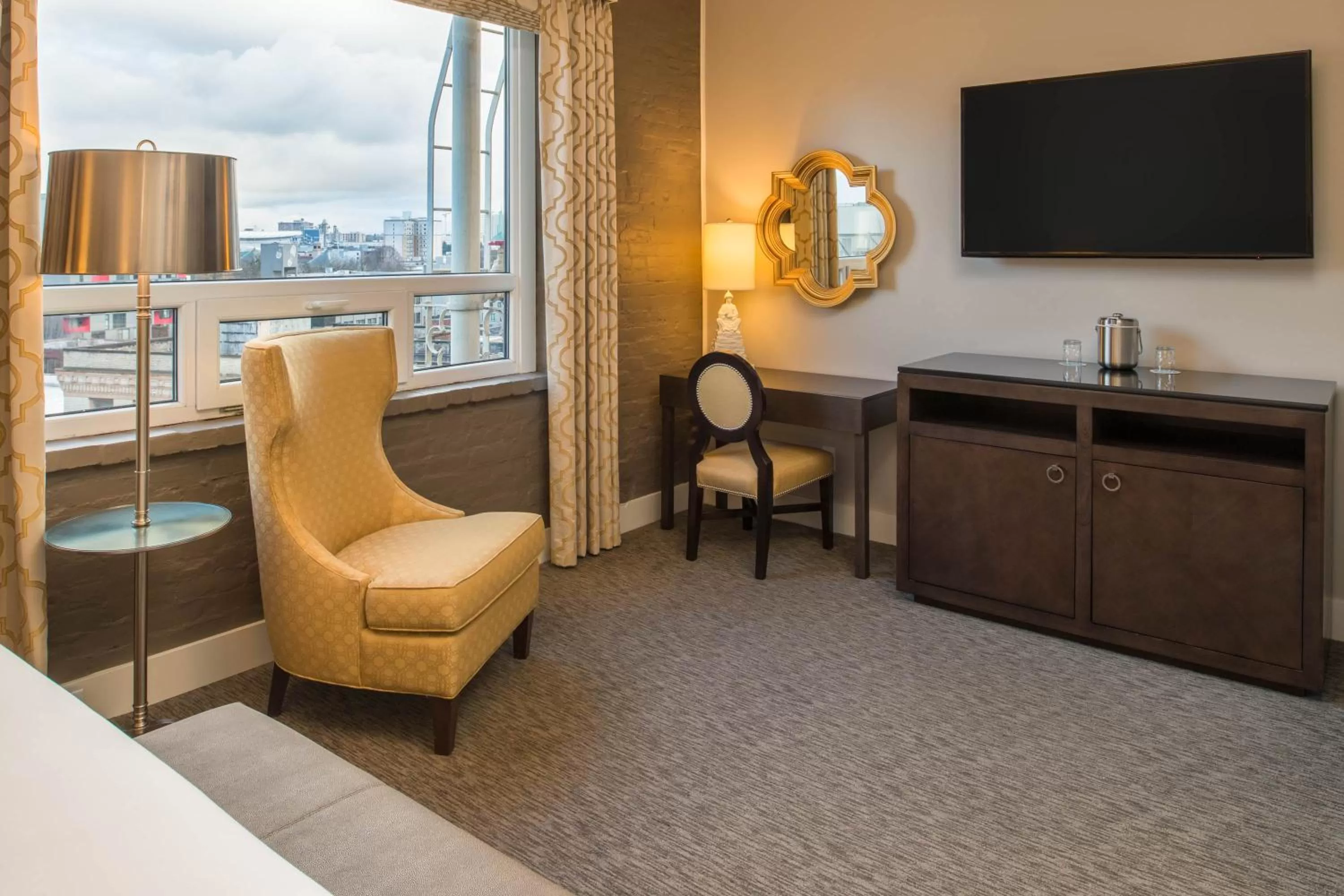 TV and multimedia, Bed in The Mark Spencer Hotel