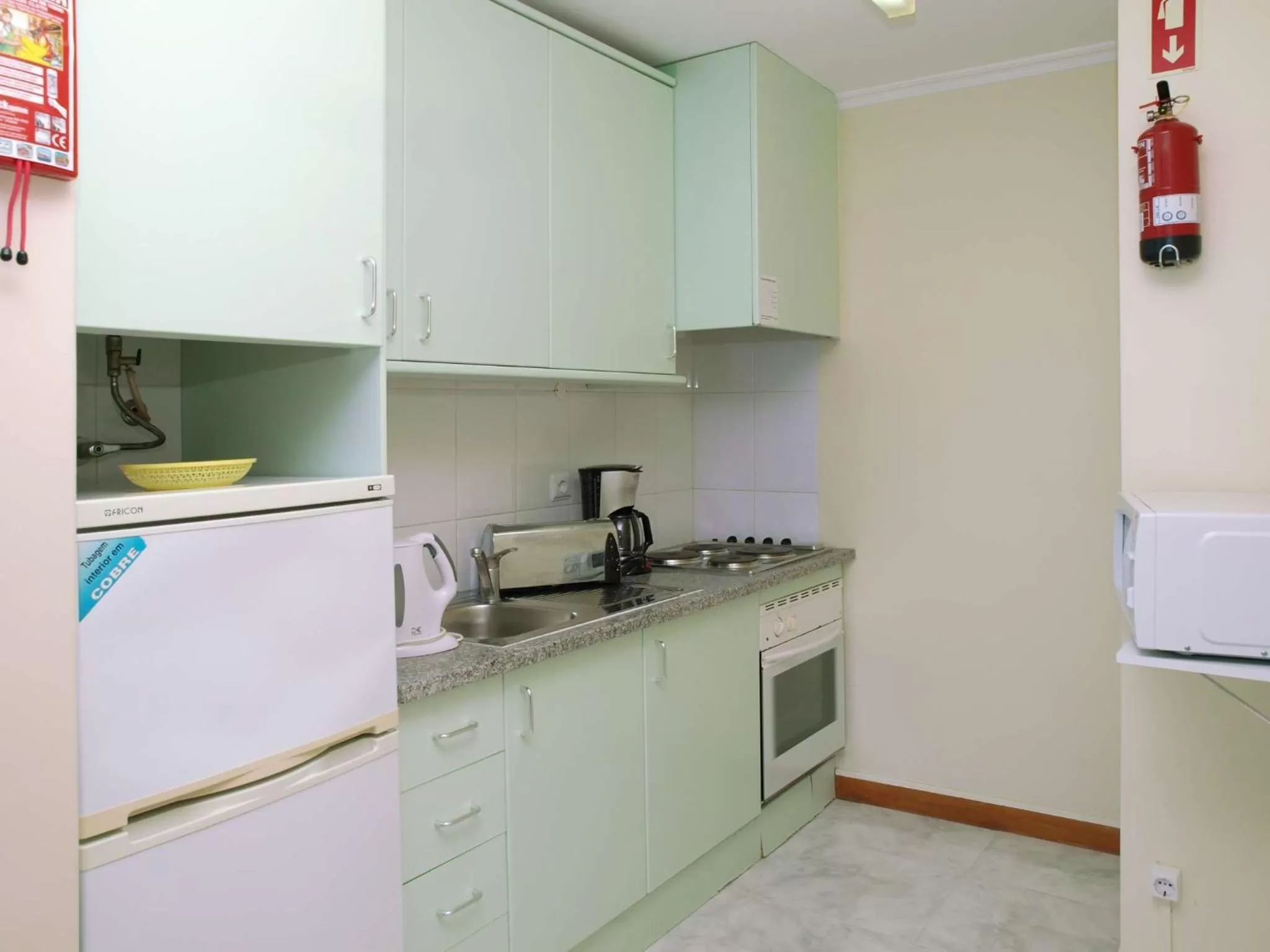 Kitchen or kitchenette in Apartamentos Jardins da Rocha