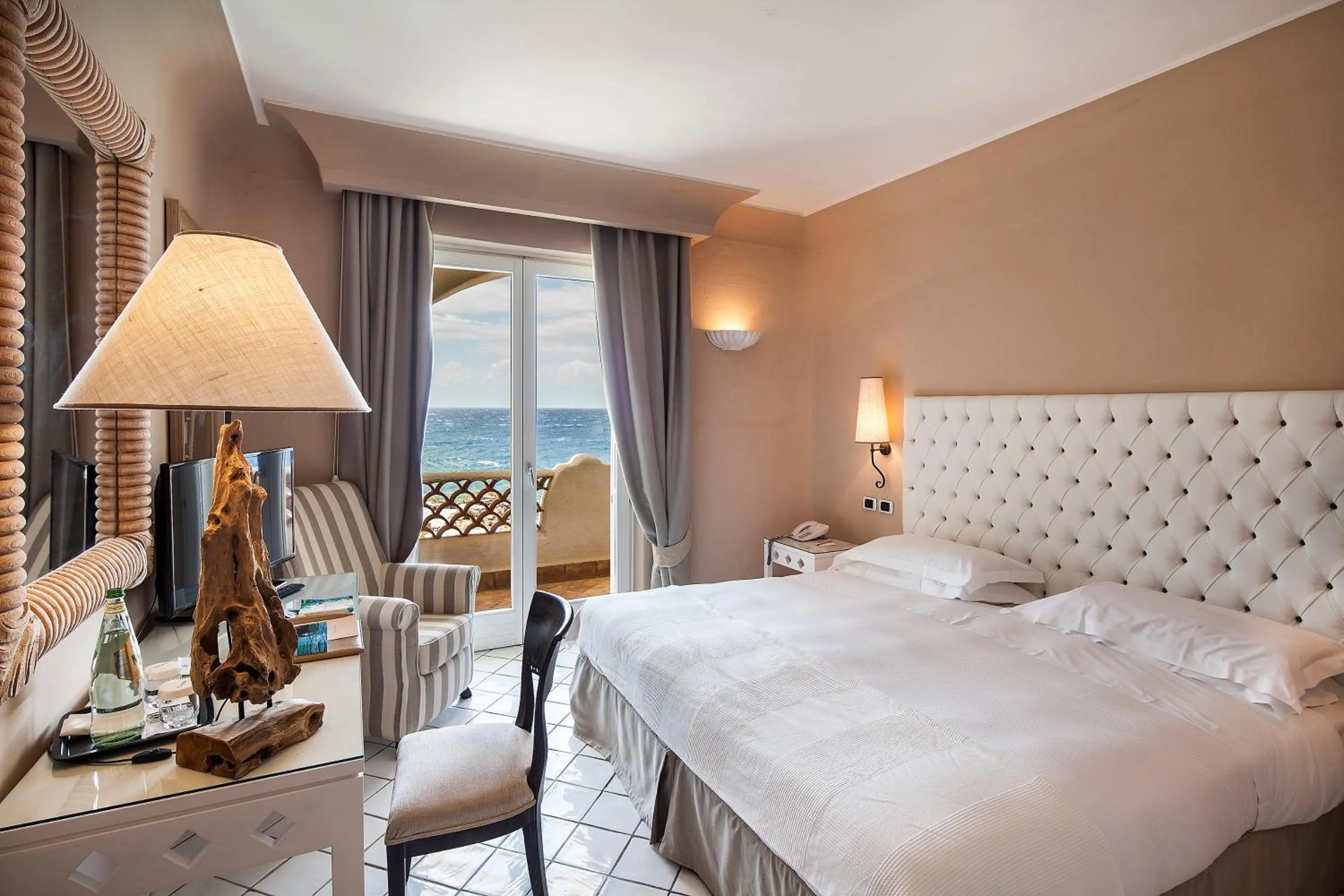 Photo of the whole room, Bed in Therasia Resort Sea and SPA - The Leading Hotels of the World