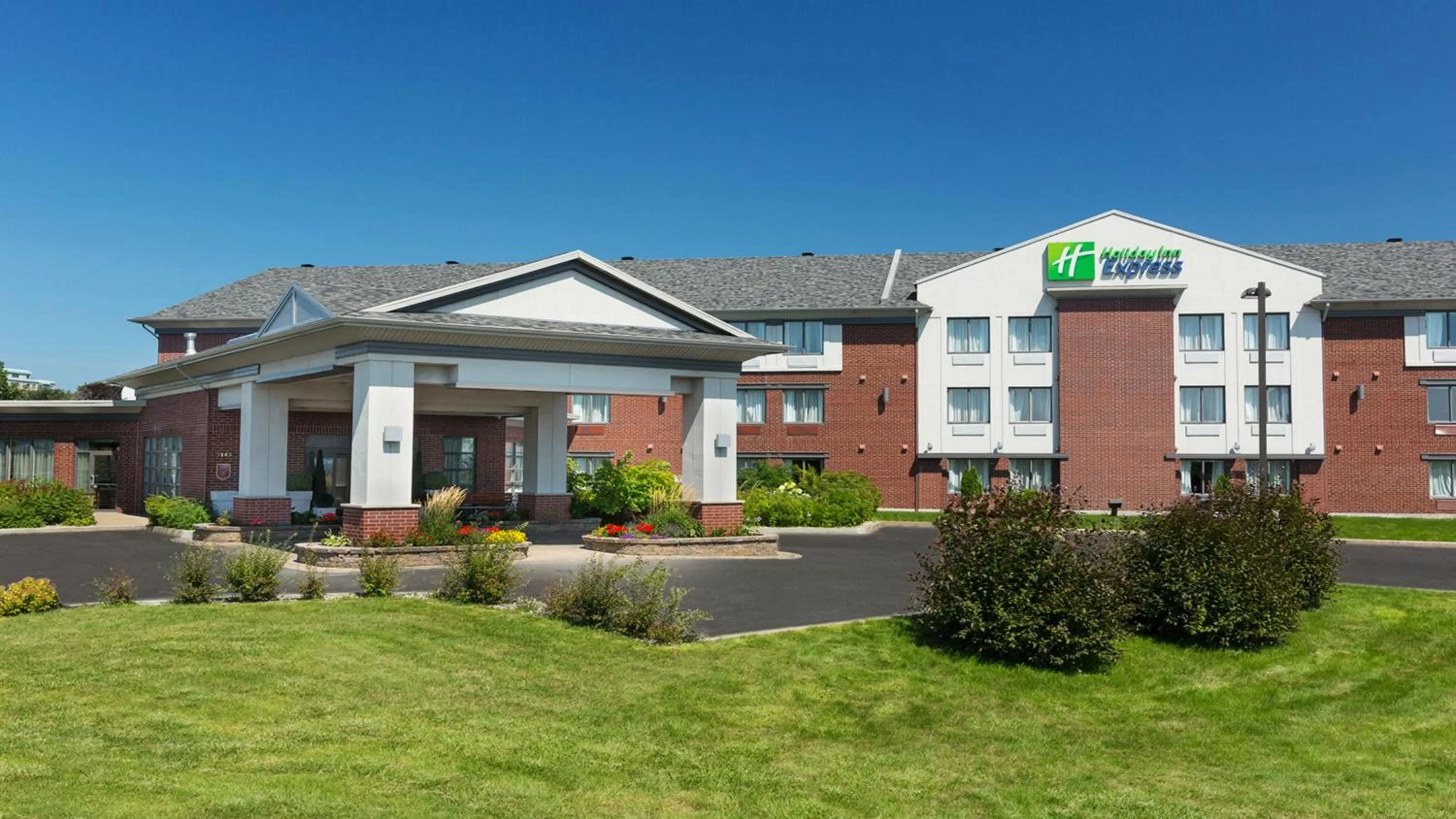 Property building in Holiday Inn Express Quebec City-Sainte Foy by IHG