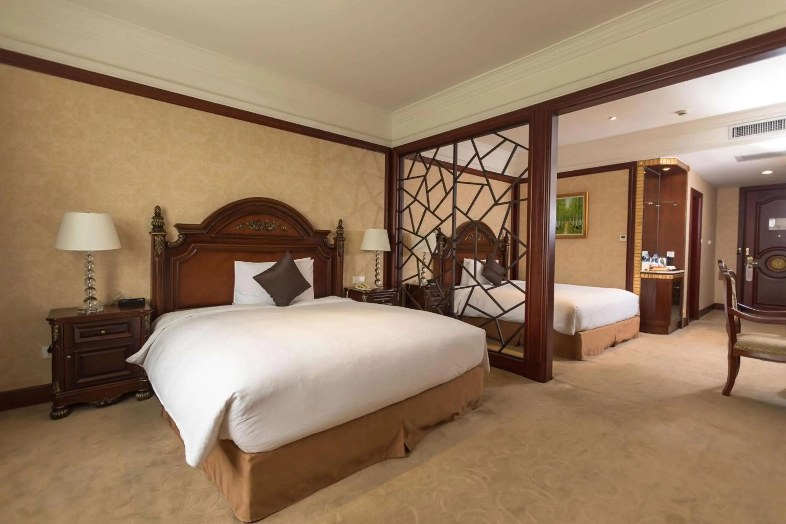 Photo of the whole room, Bed in Wyndham Shanghai Hongqiao-Near NECC