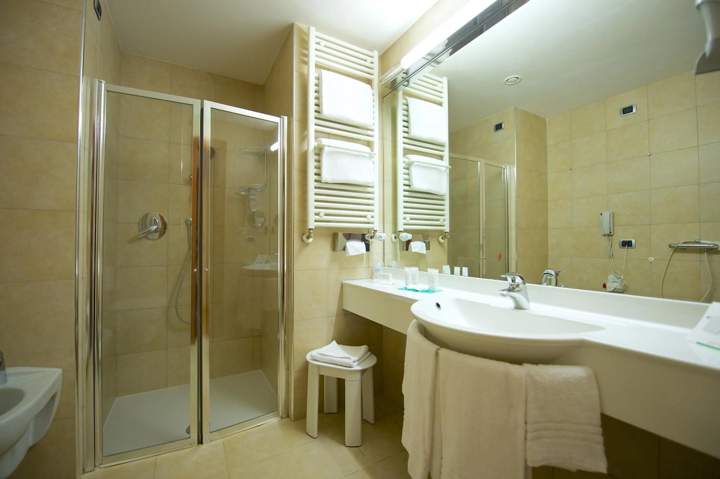 Shower in Best Western Crystal Palace Hotel