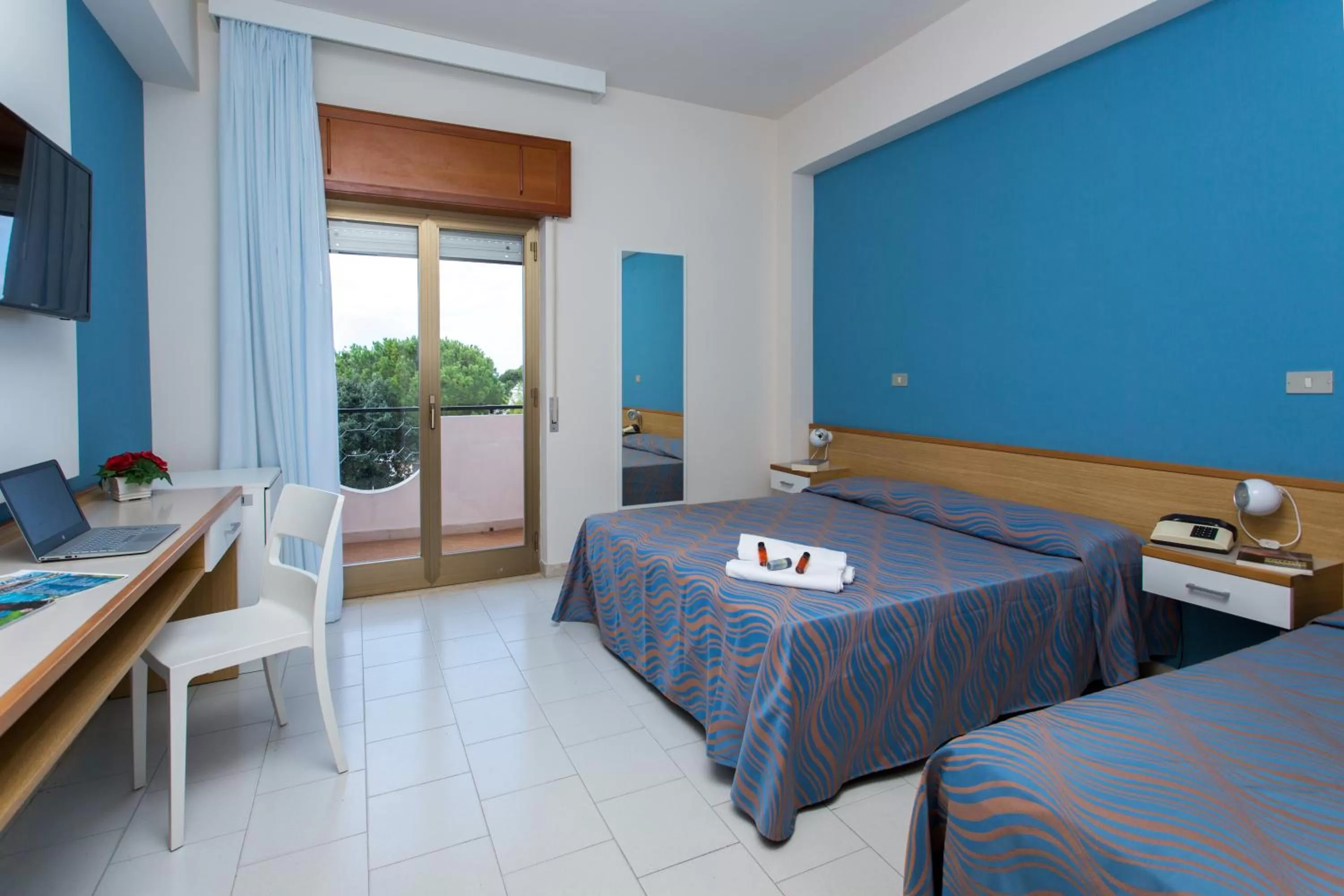 Balcony/Terrace, Bed in Hotel Santa Caterina Village Club