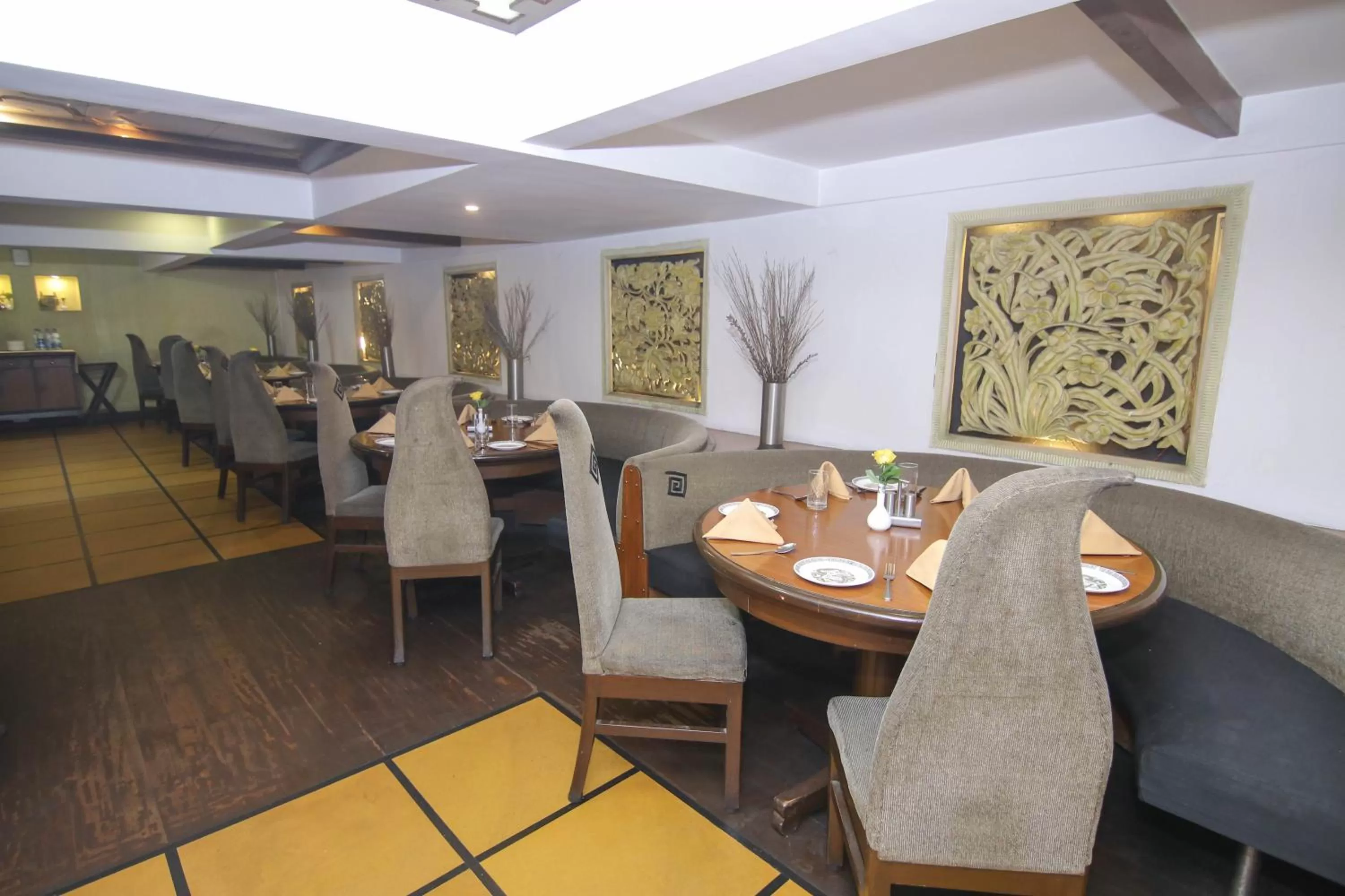 Restaurant/places to eat in Lytton Hotel