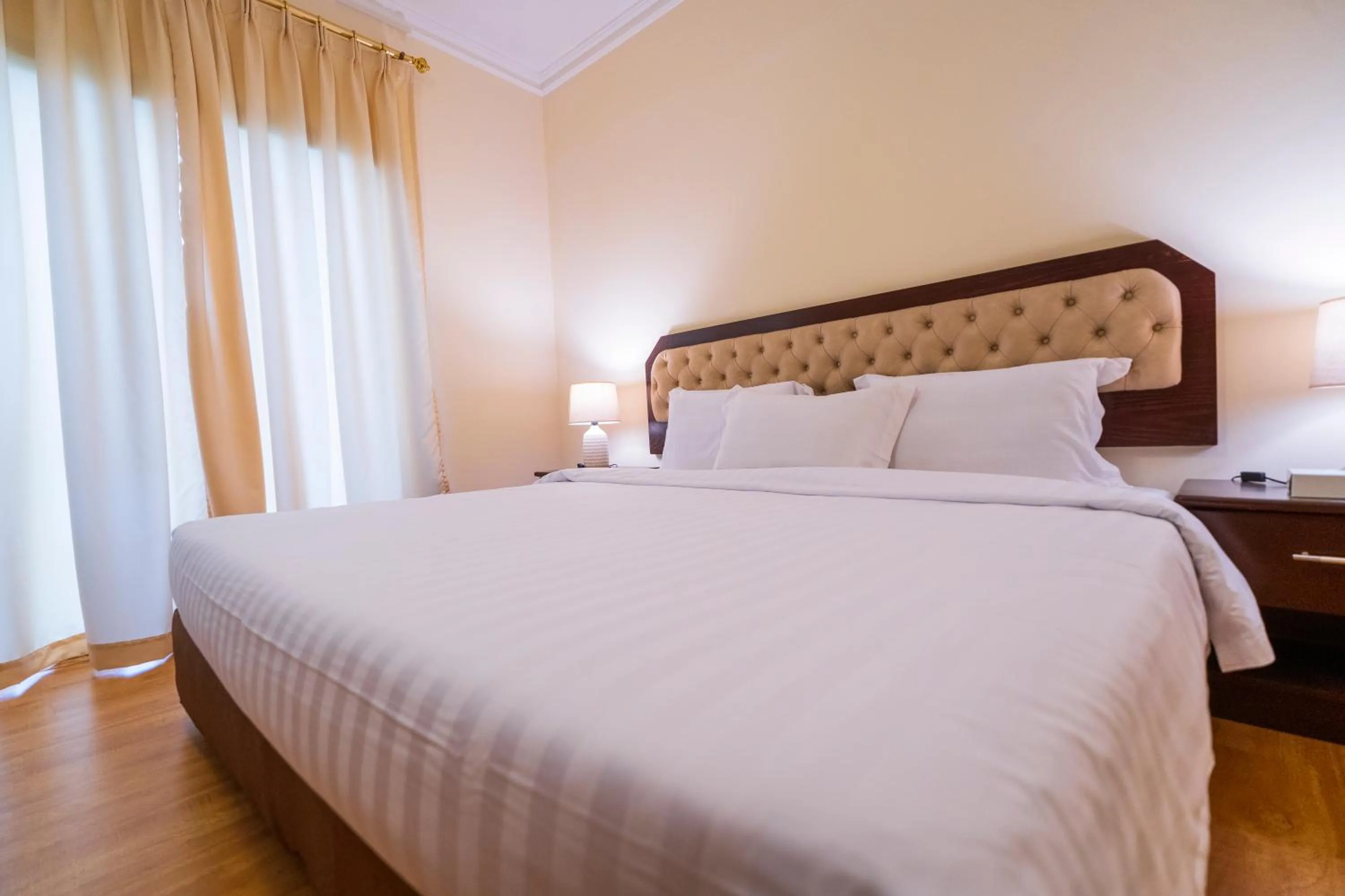 Bedroom, Bed in Majestic Hotel