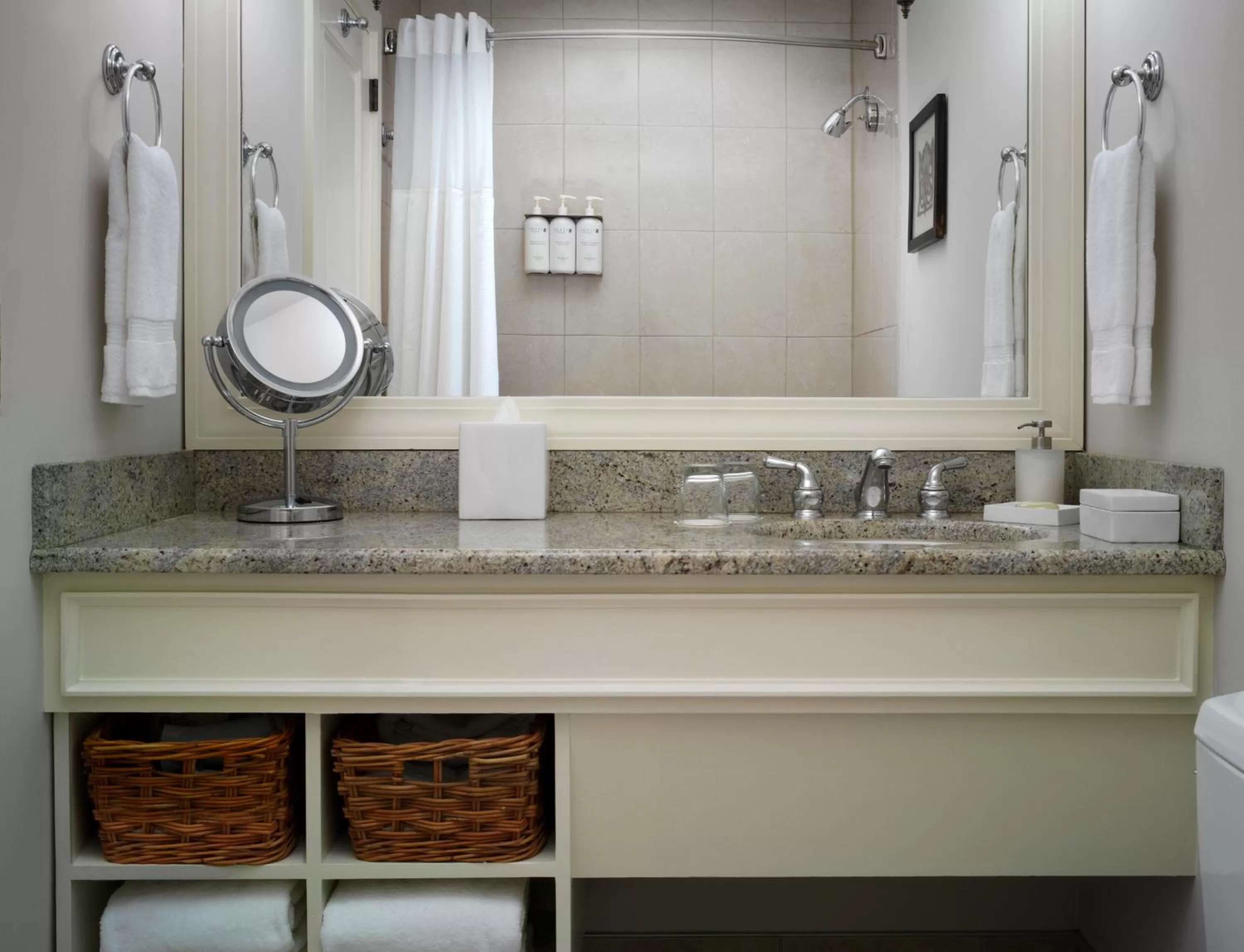 Bathroom in Topnotch Resort