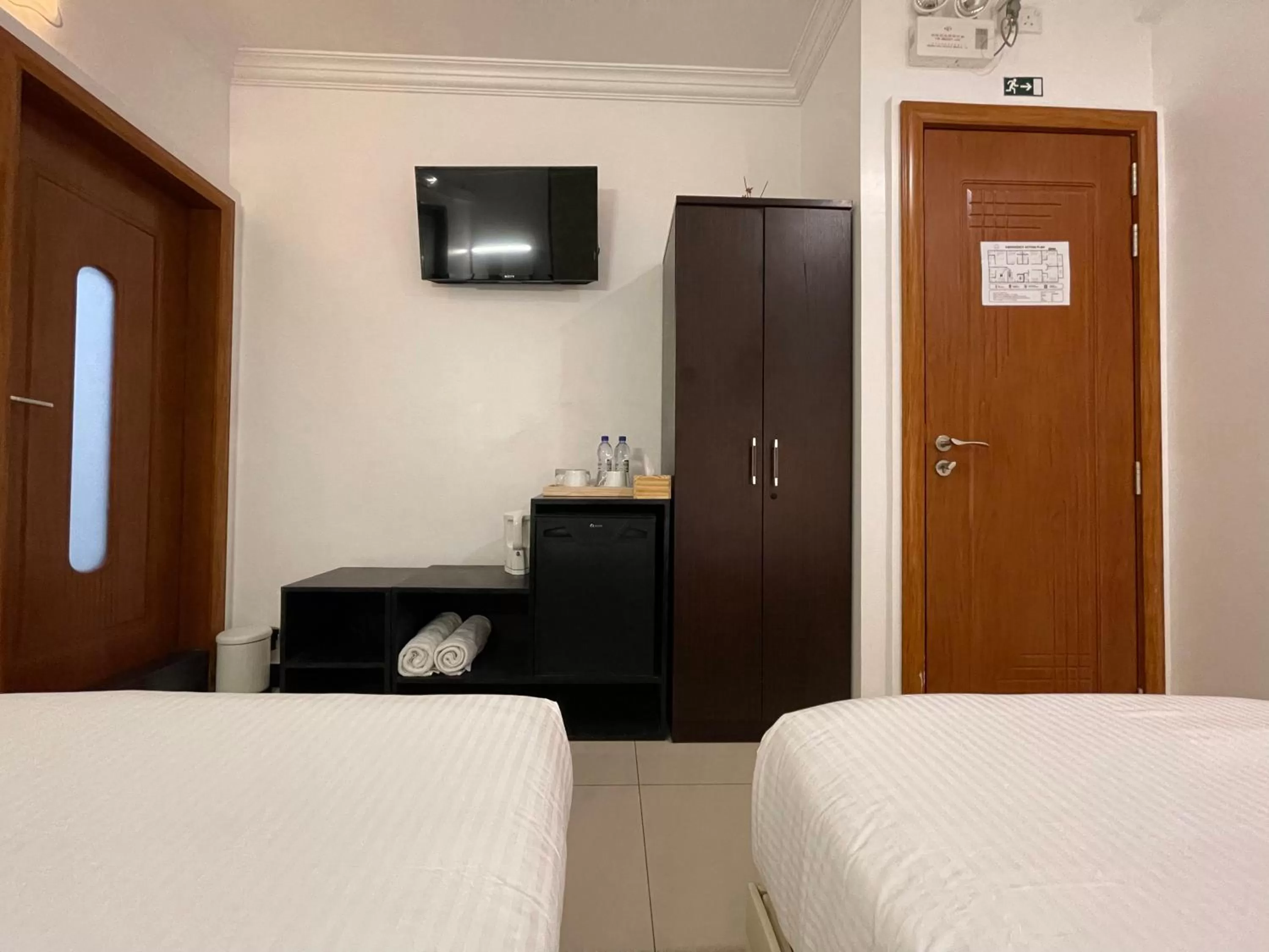 Communal lounge/ TV room, Bed in Huvan Beach Hotel at Hulhumale