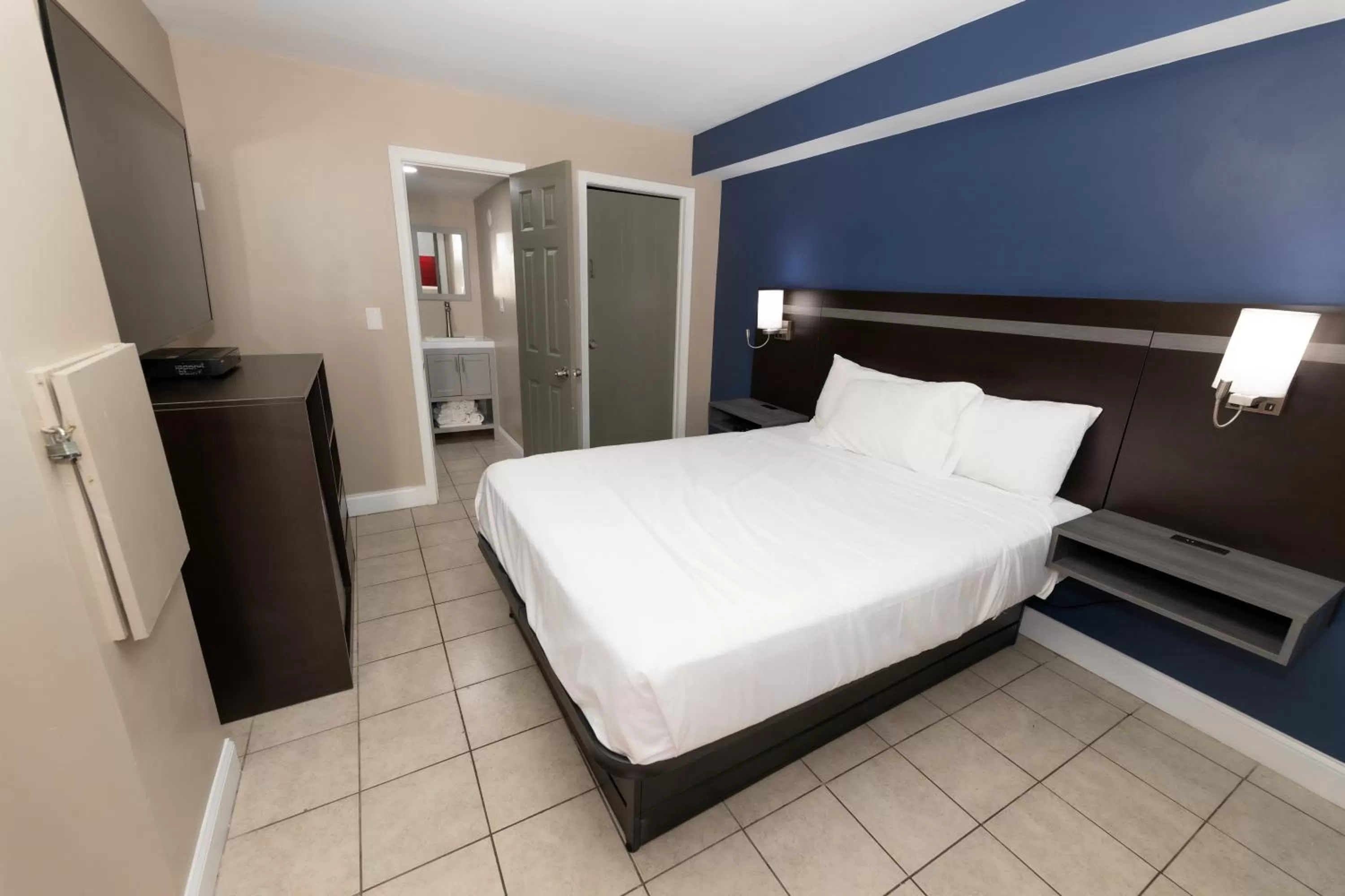 Bed in Seaside Sands Inn