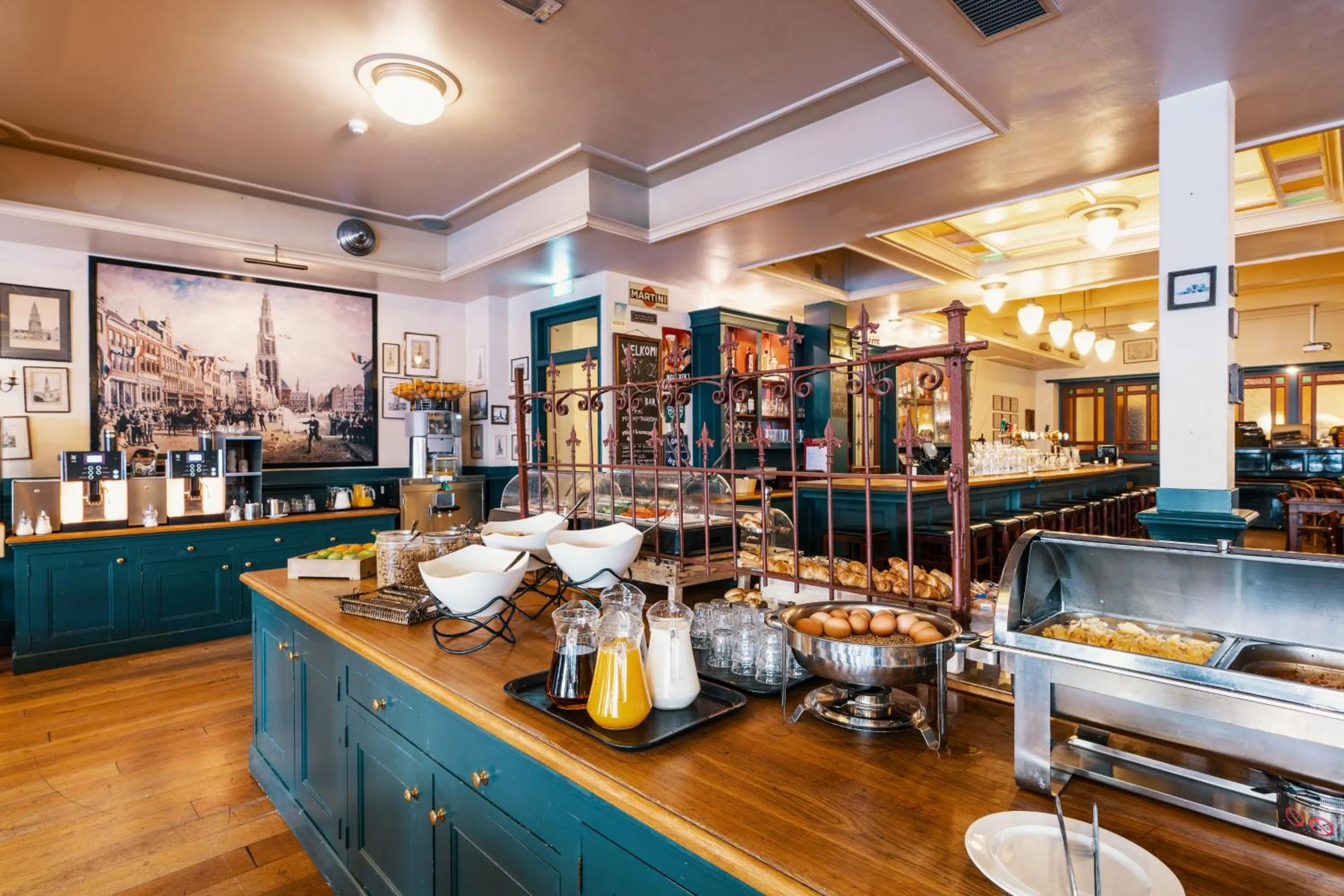 Restaurant/places to eat in Martini Hotel