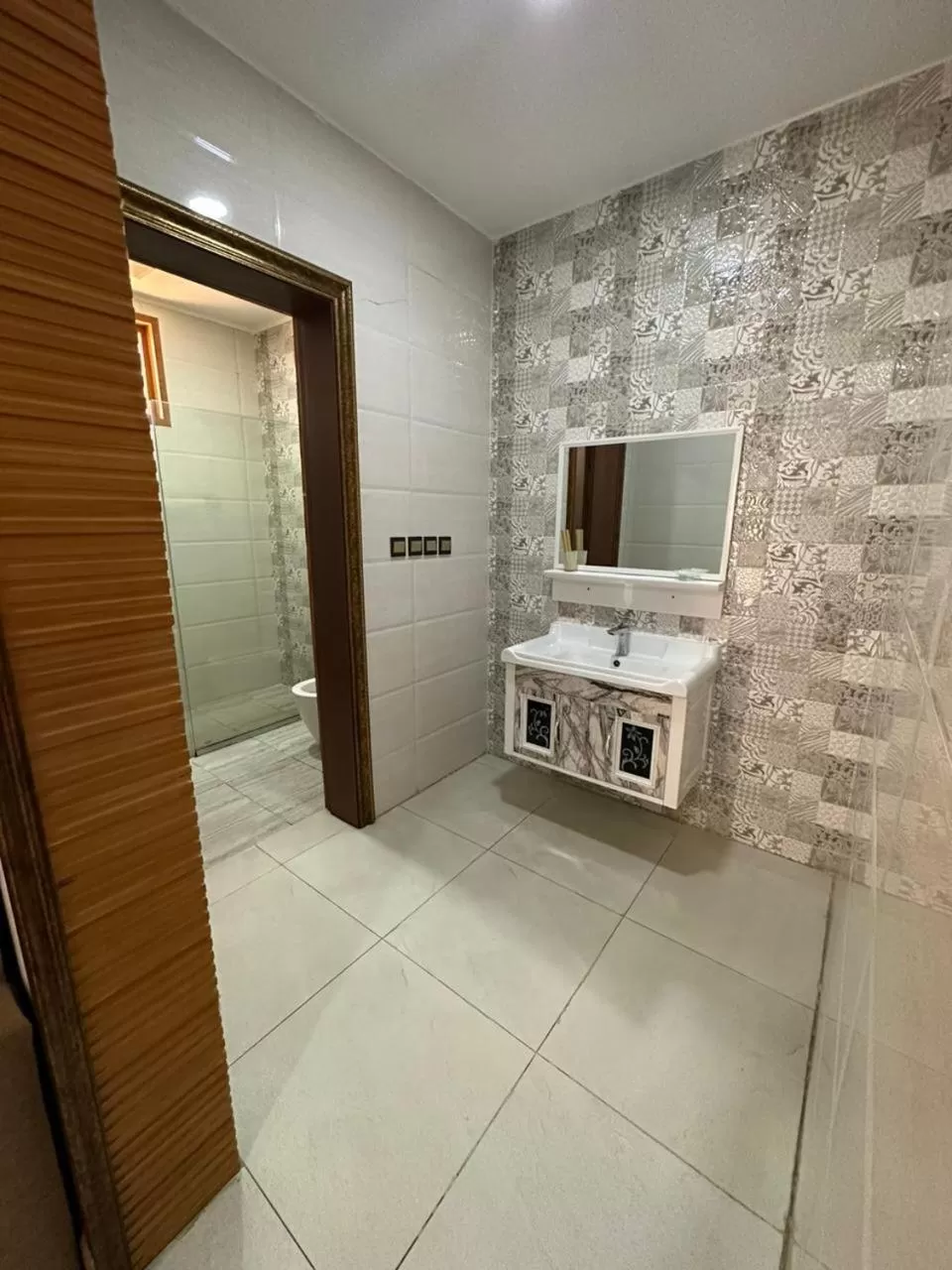 Public Bath, TV/Entertainment Center in Leen Serviced Apartments