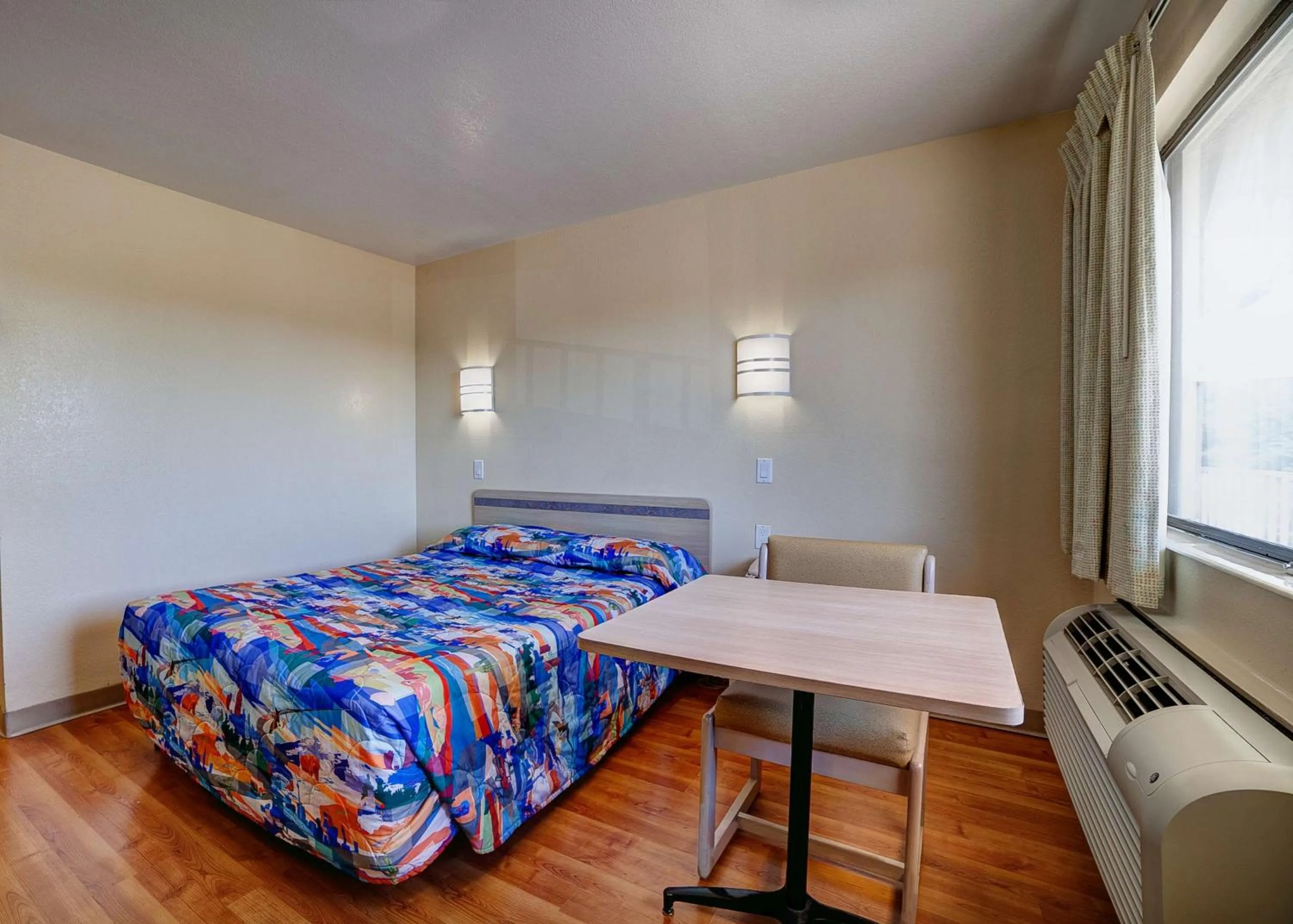 Photo of the whole room, Bed in Super 7 Inn