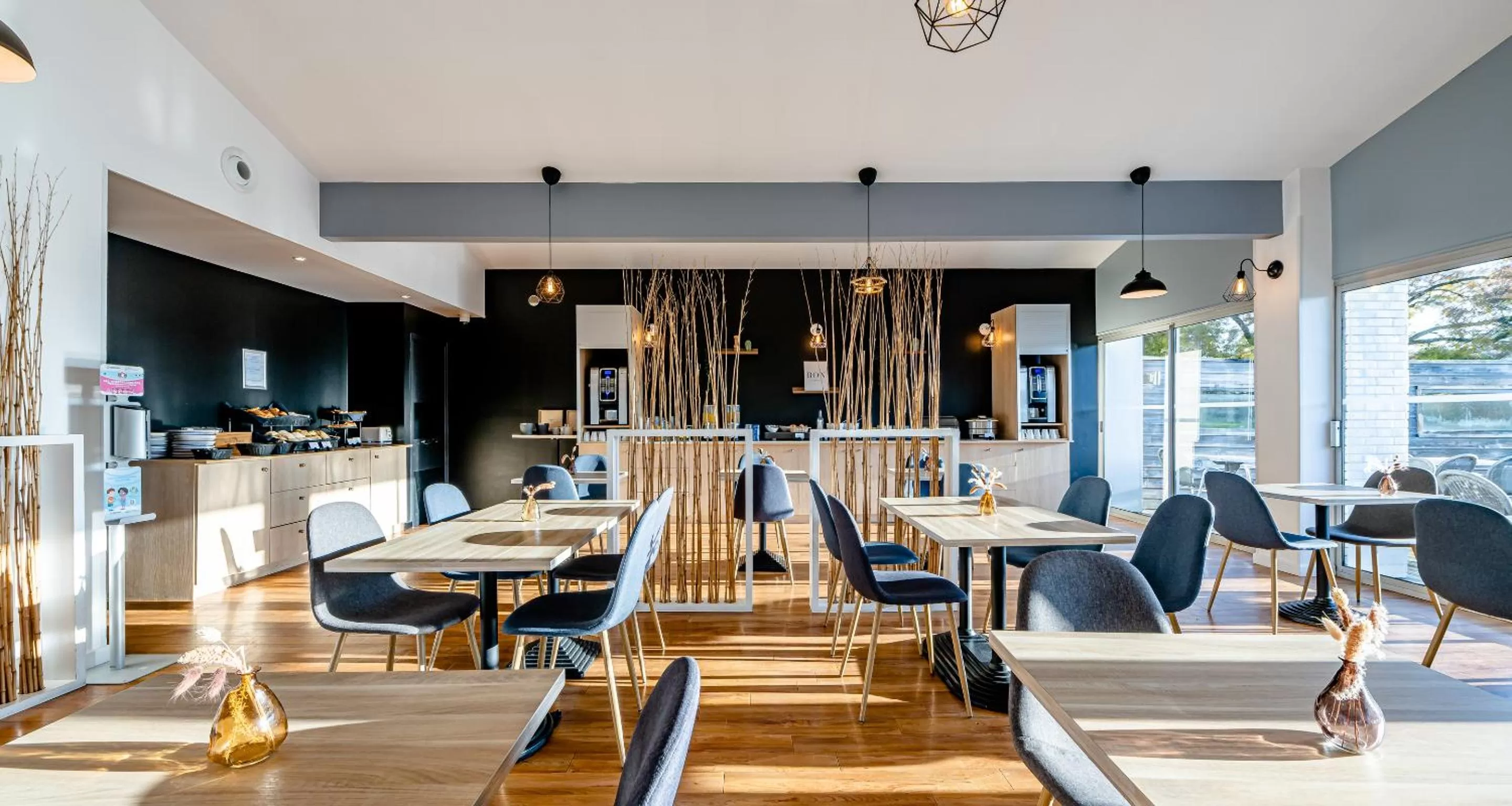 Restaurant/places to eat in Sure Hotel by Best Western Bordeaux Lac