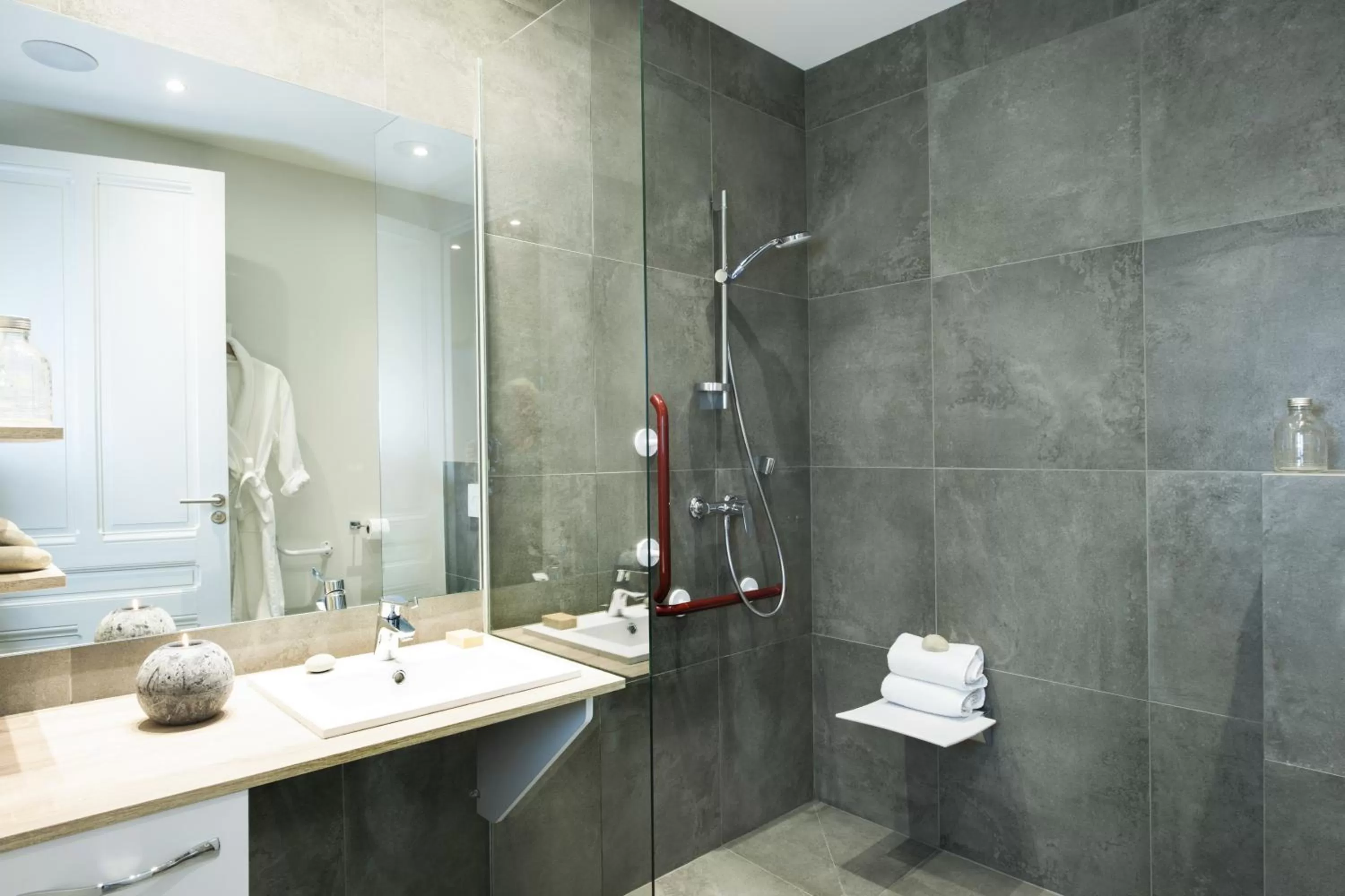 Shower, Bathroom in MiHotel Gailleton