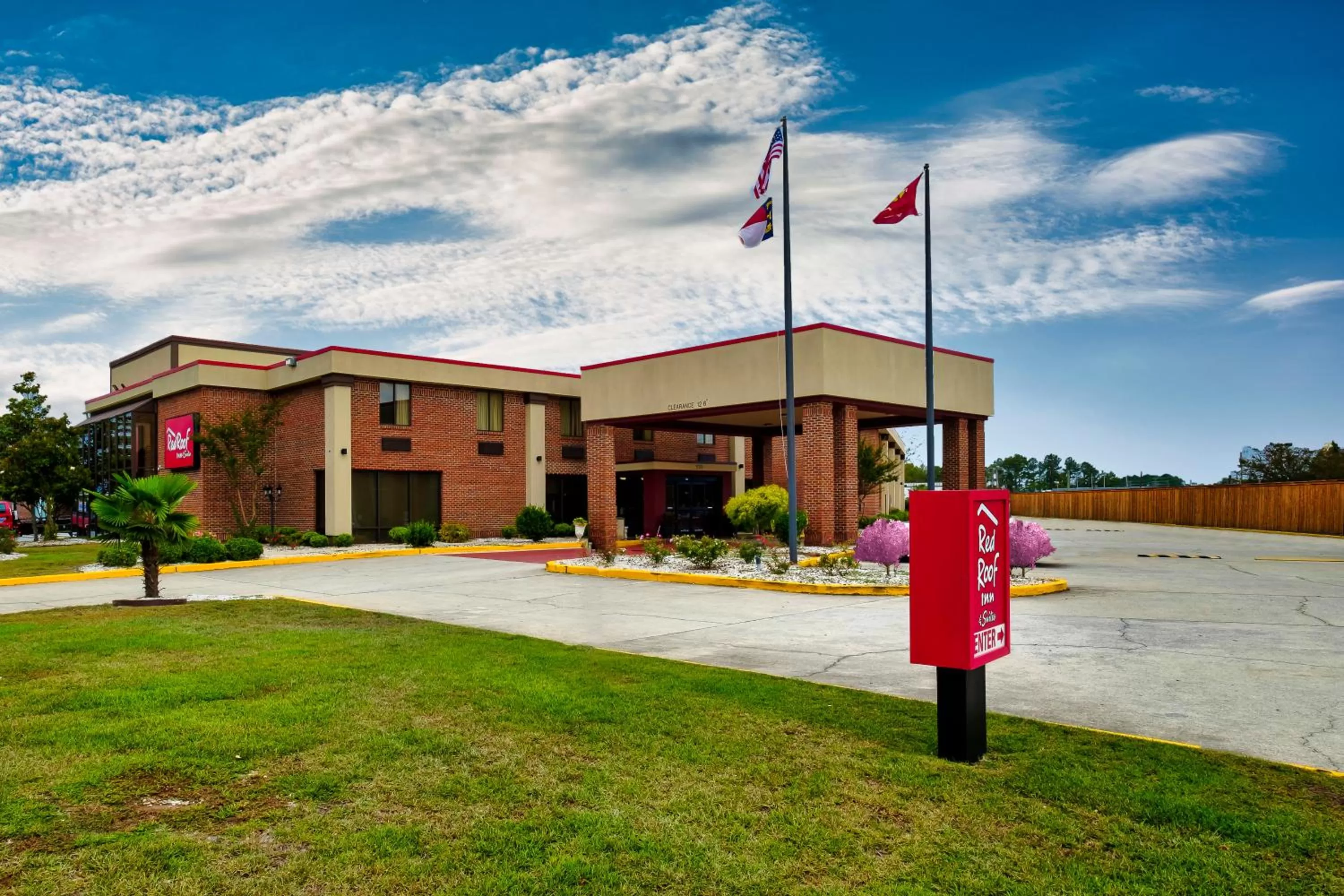 Property building in Red Roof Inn & Suites Jacksonville, NC