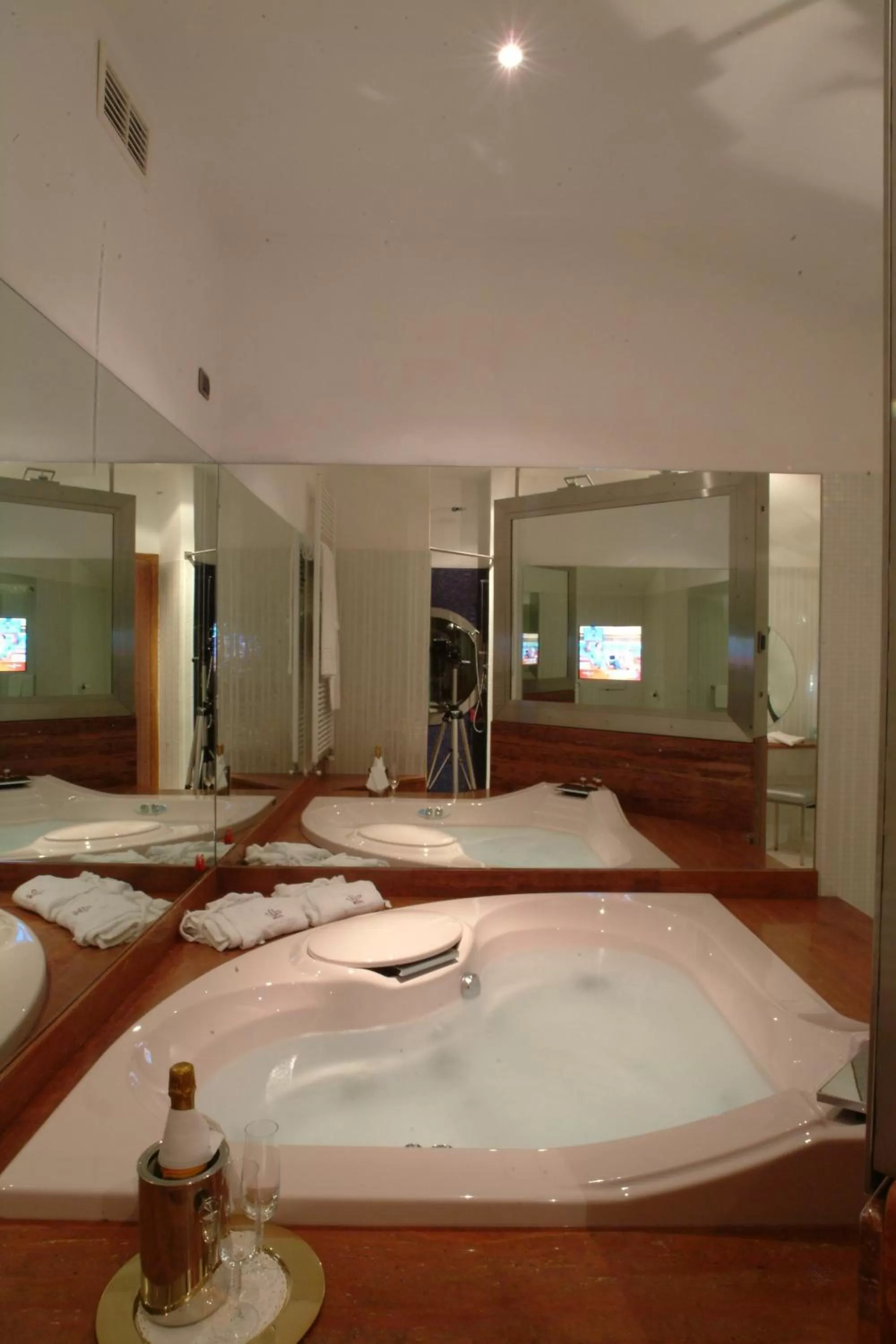 Hot Tub, Bathroom in Motel K