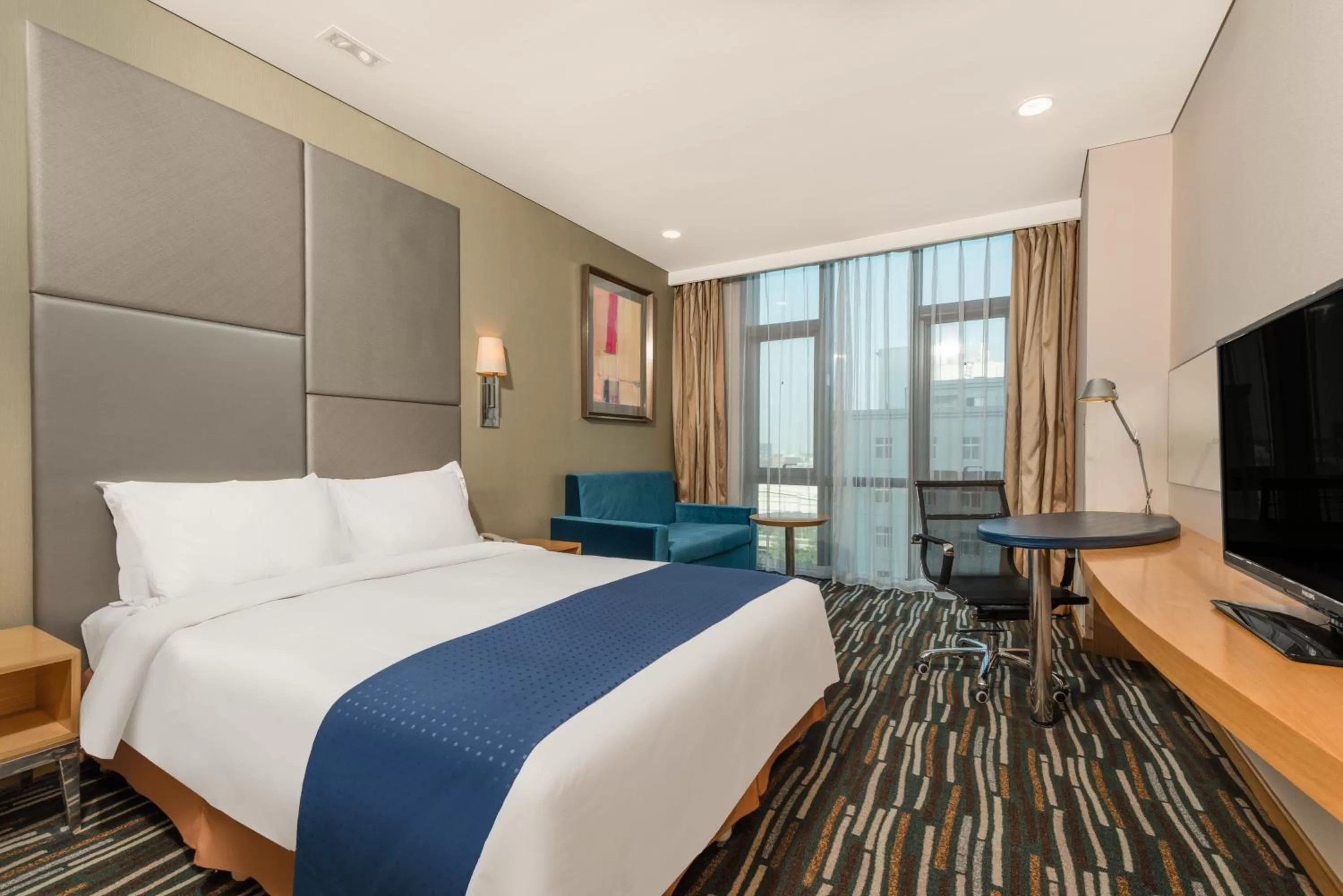 Photo of the whole room, Bed in Holiday Inn Express Beijing Yizhuang by IHG - Taxi 1 Hour to International Airport and 800 Meters to the Nearby Subway