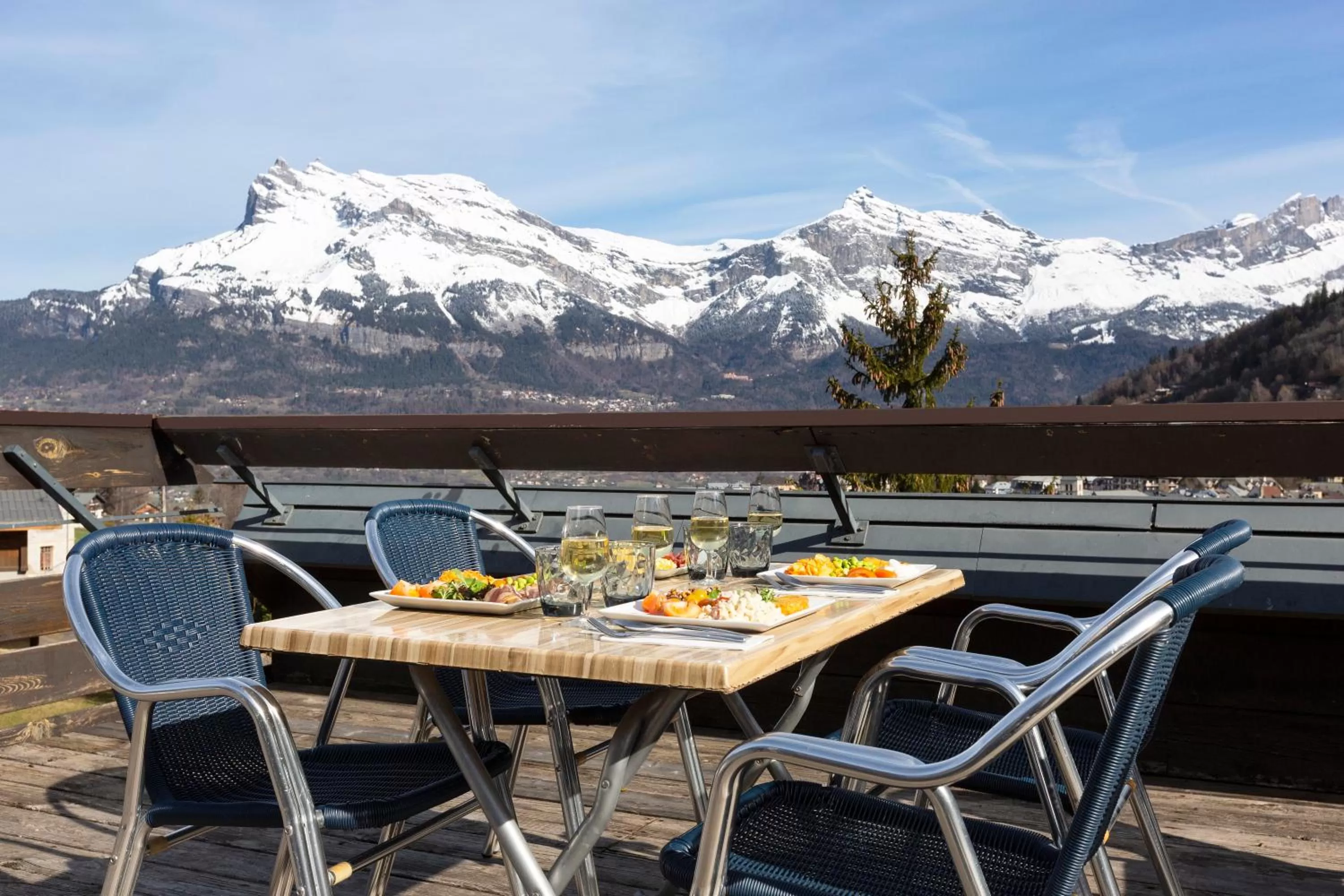 Patio in SOWELL HOTELS Mont Blanc et SPA