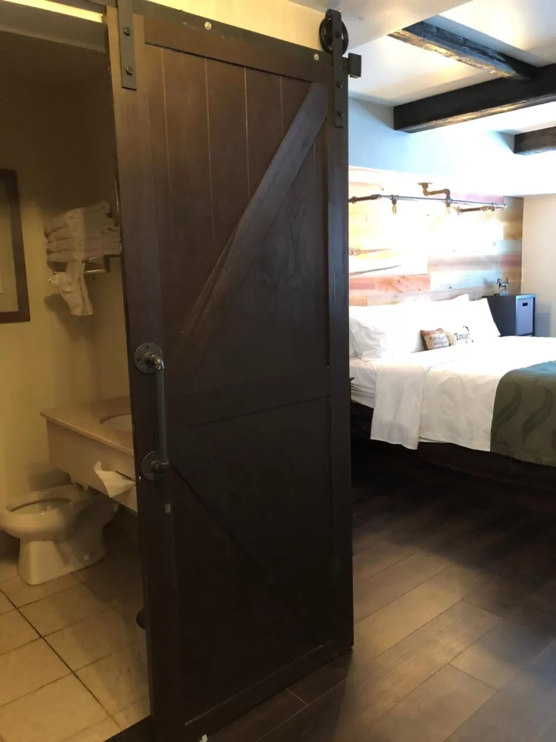 Bathroom, Bed in Cedar Stables Inn & Suites
