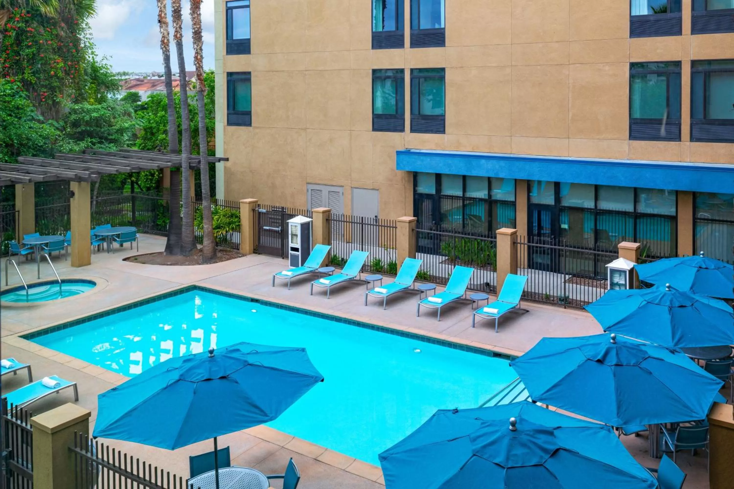 Swimming pool in Springhill Suites by Marriott Anaheim Maingate