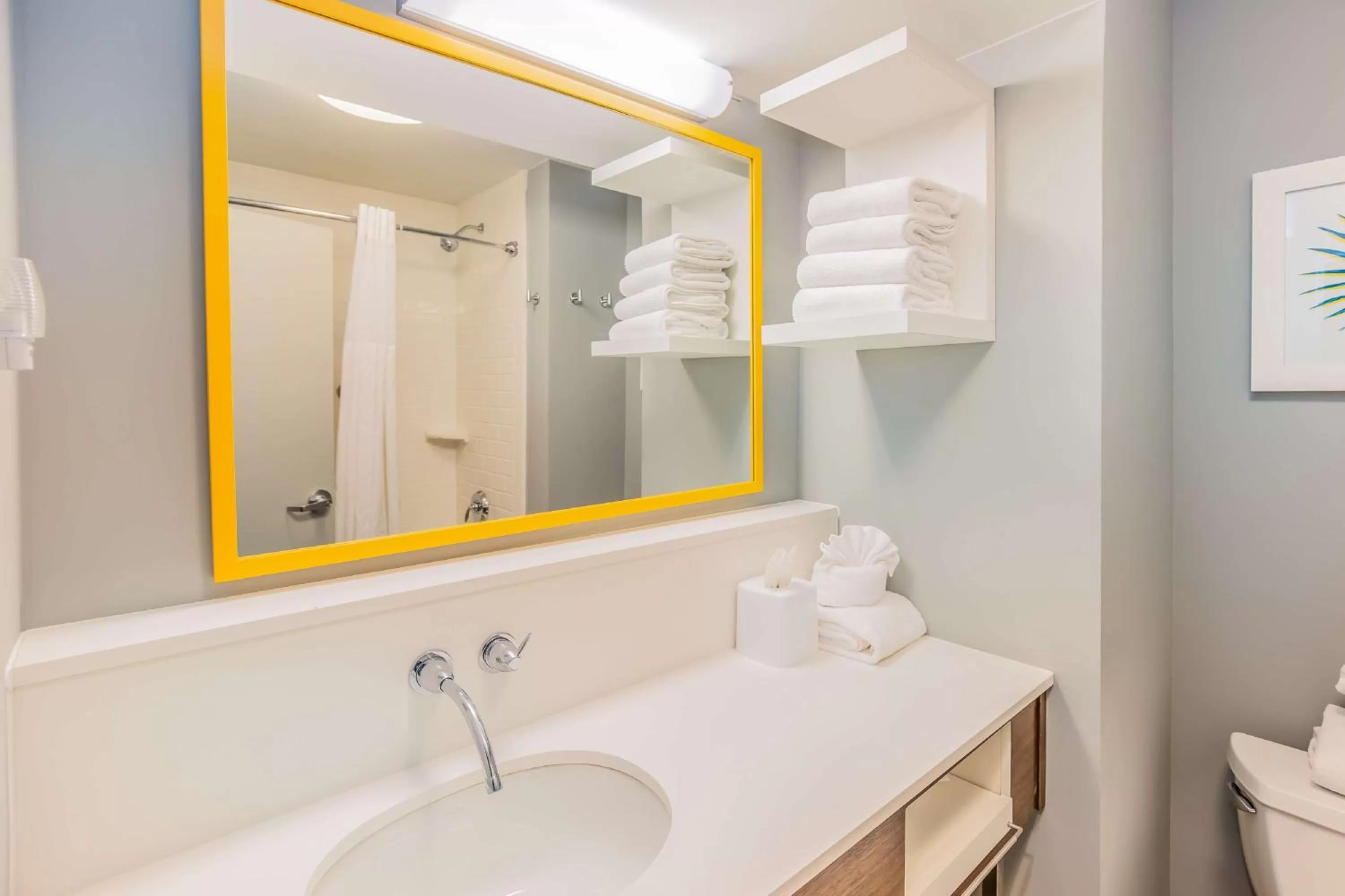 Living room in Hampton Inn Pensacola Beach