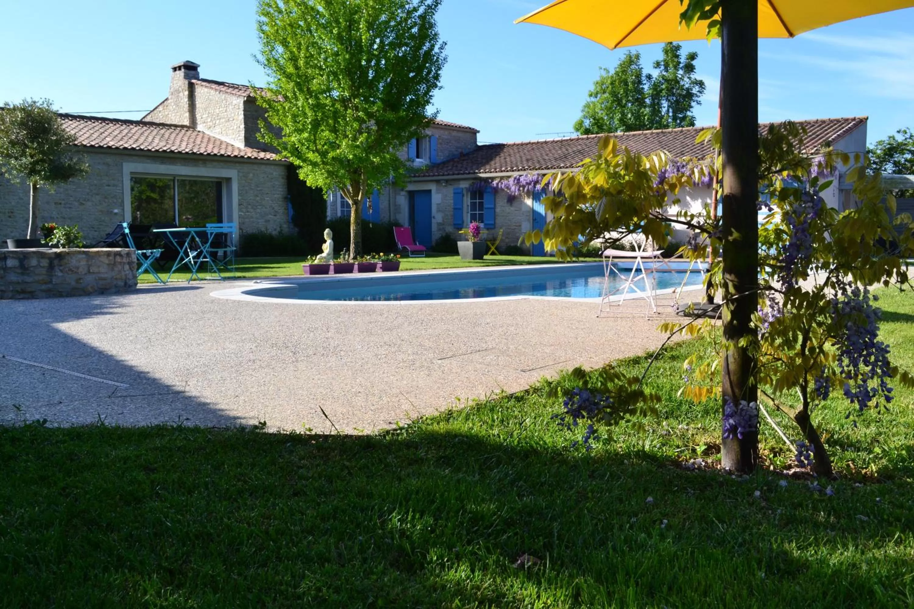 Pool view, Property Building in L'instant bleu