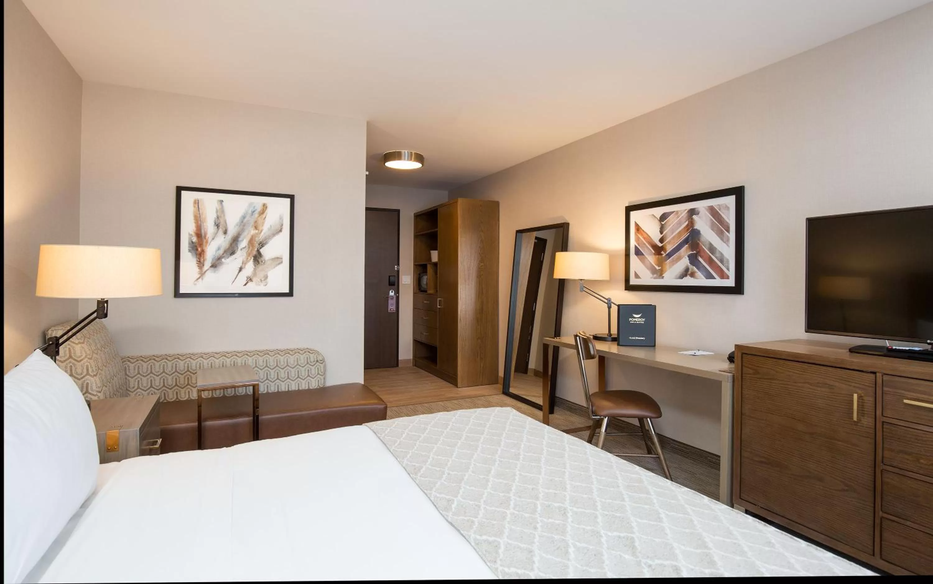 Living room, Bed in Pomeroy Inn & Suites Prince George