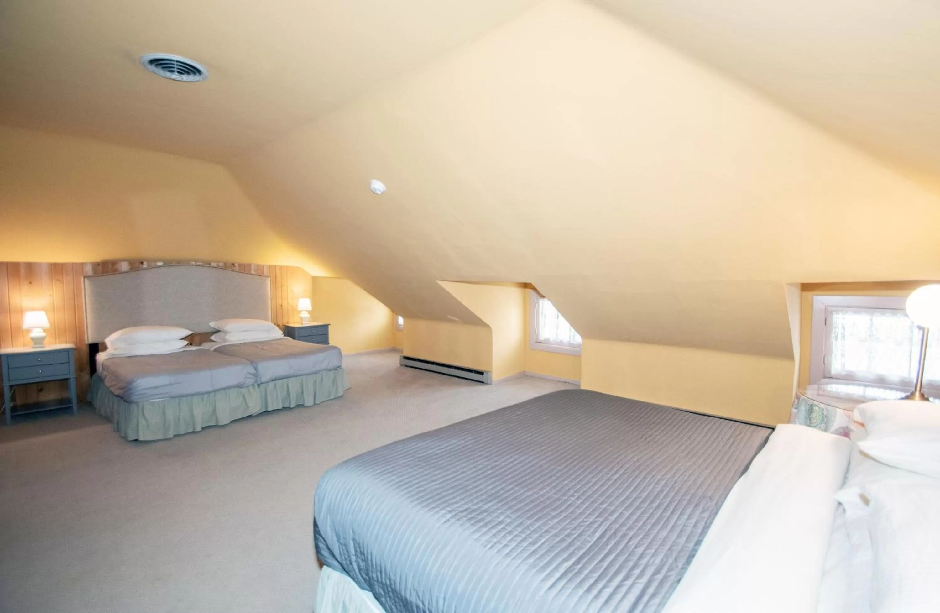 Bed in Looking Glass Inn