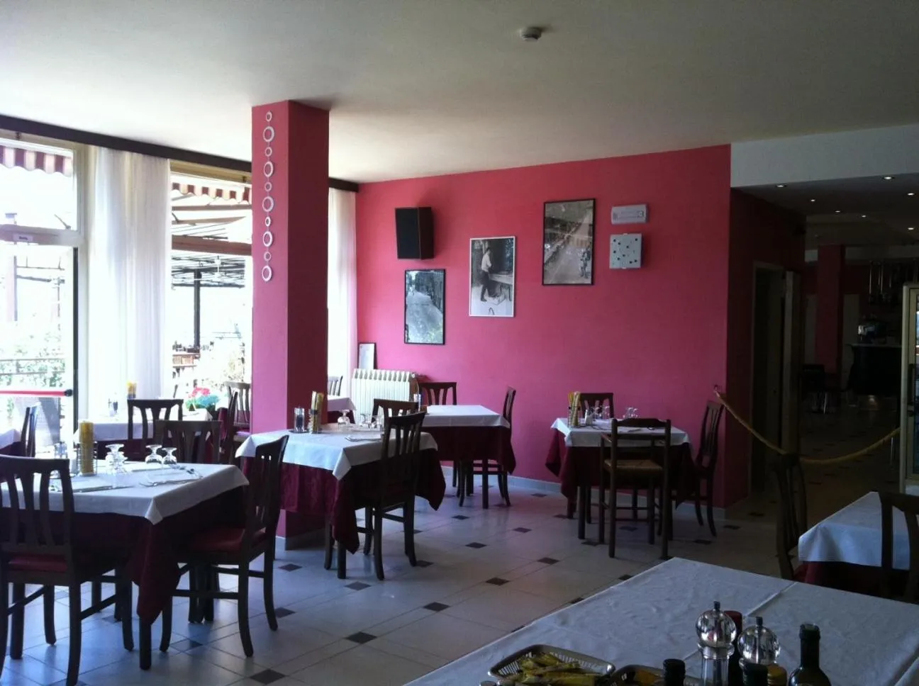Restaurant/places to eat in Hotel Rabay