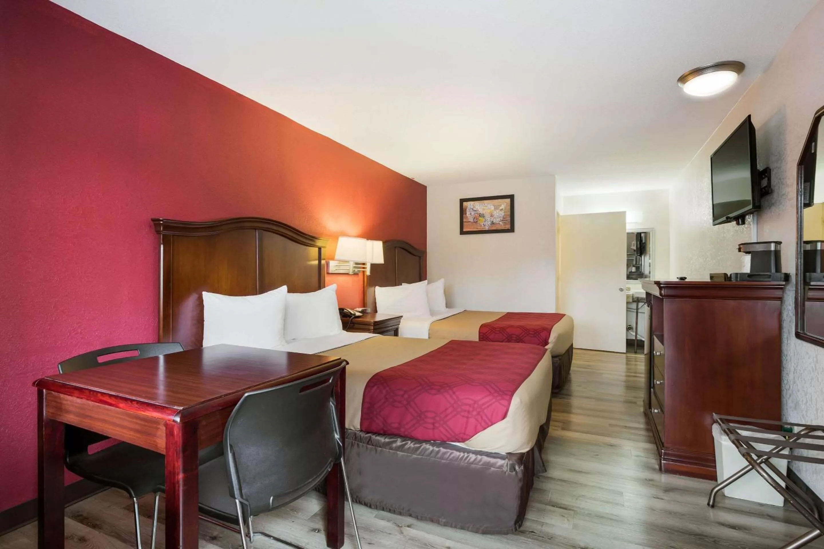 Photo of the whole room, Bed in Econo Lodge Williamsburg Historic Area