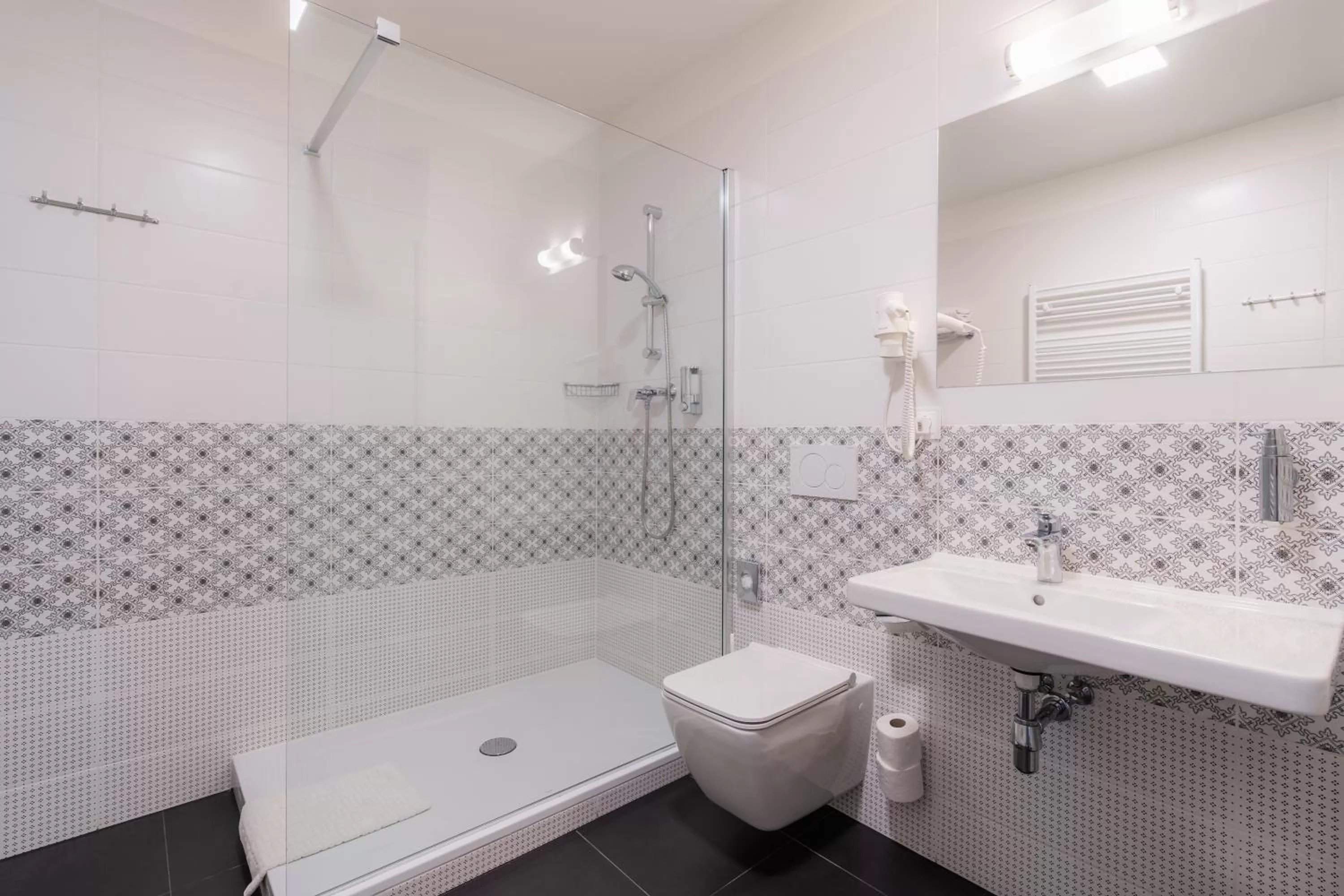 Shower in EA ApartHotel Melantrich