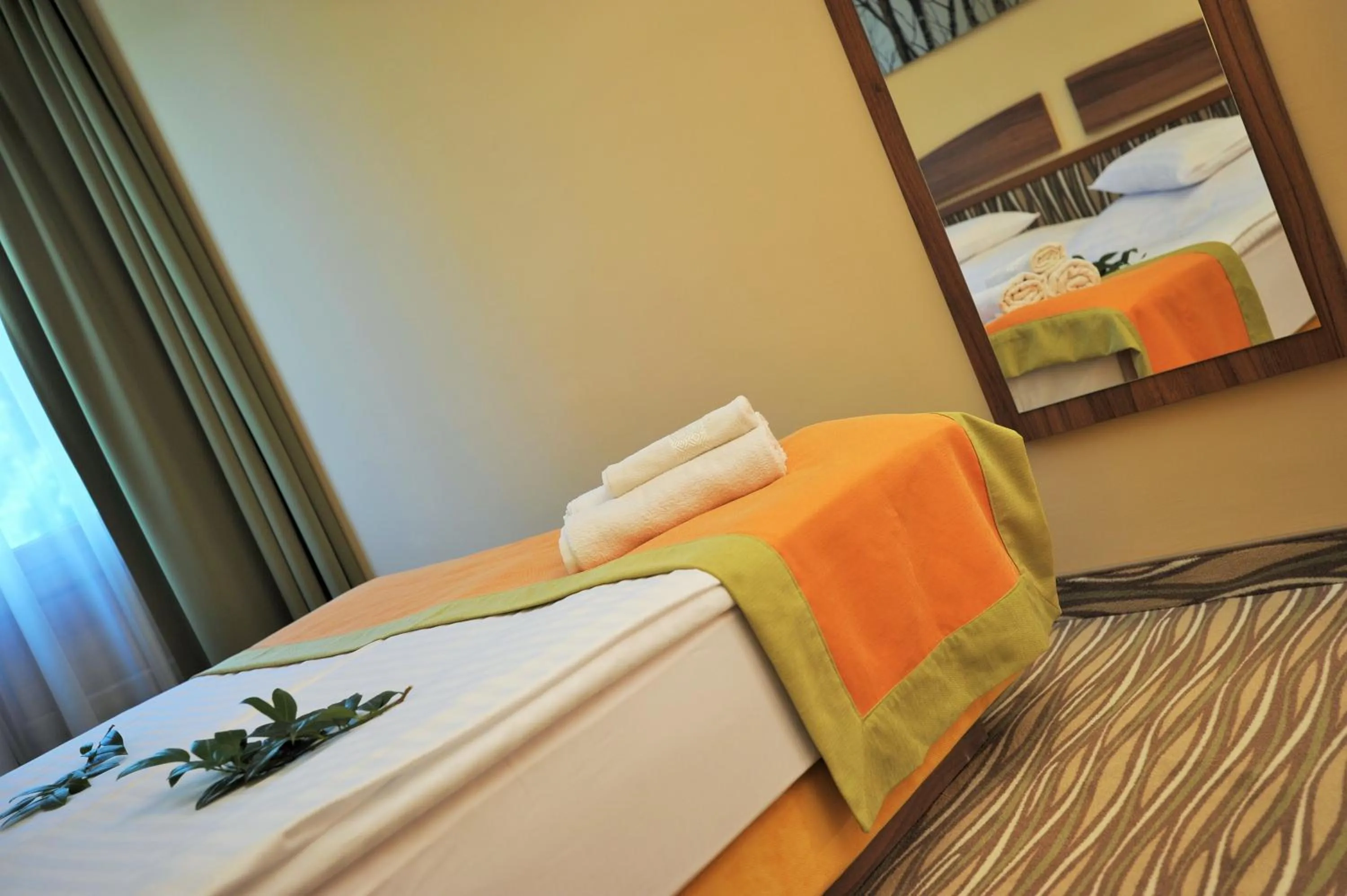 Shower, Bed in Park Hotel Gyula