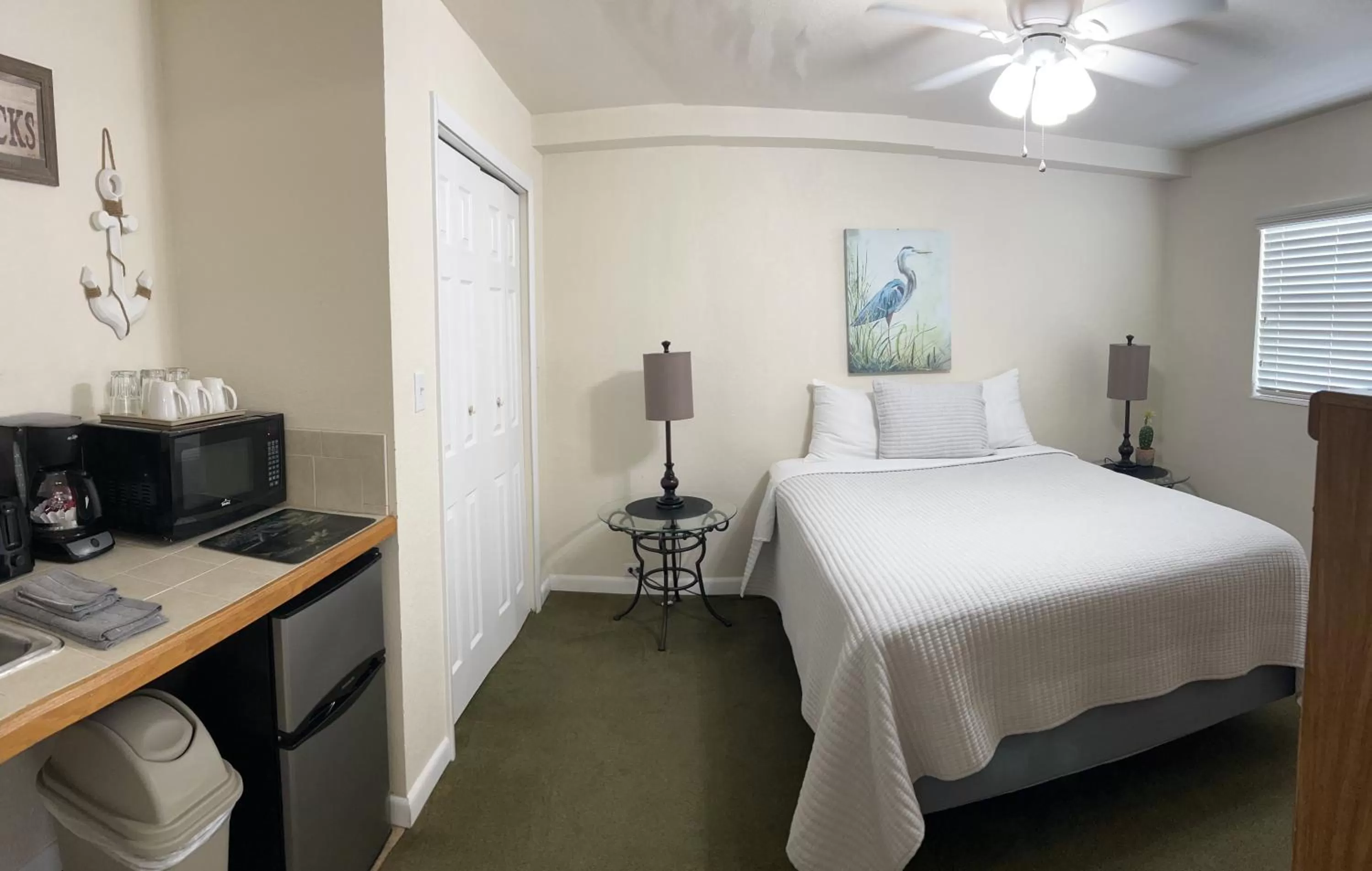 Bed in Hontoon Landing Resort & Marina