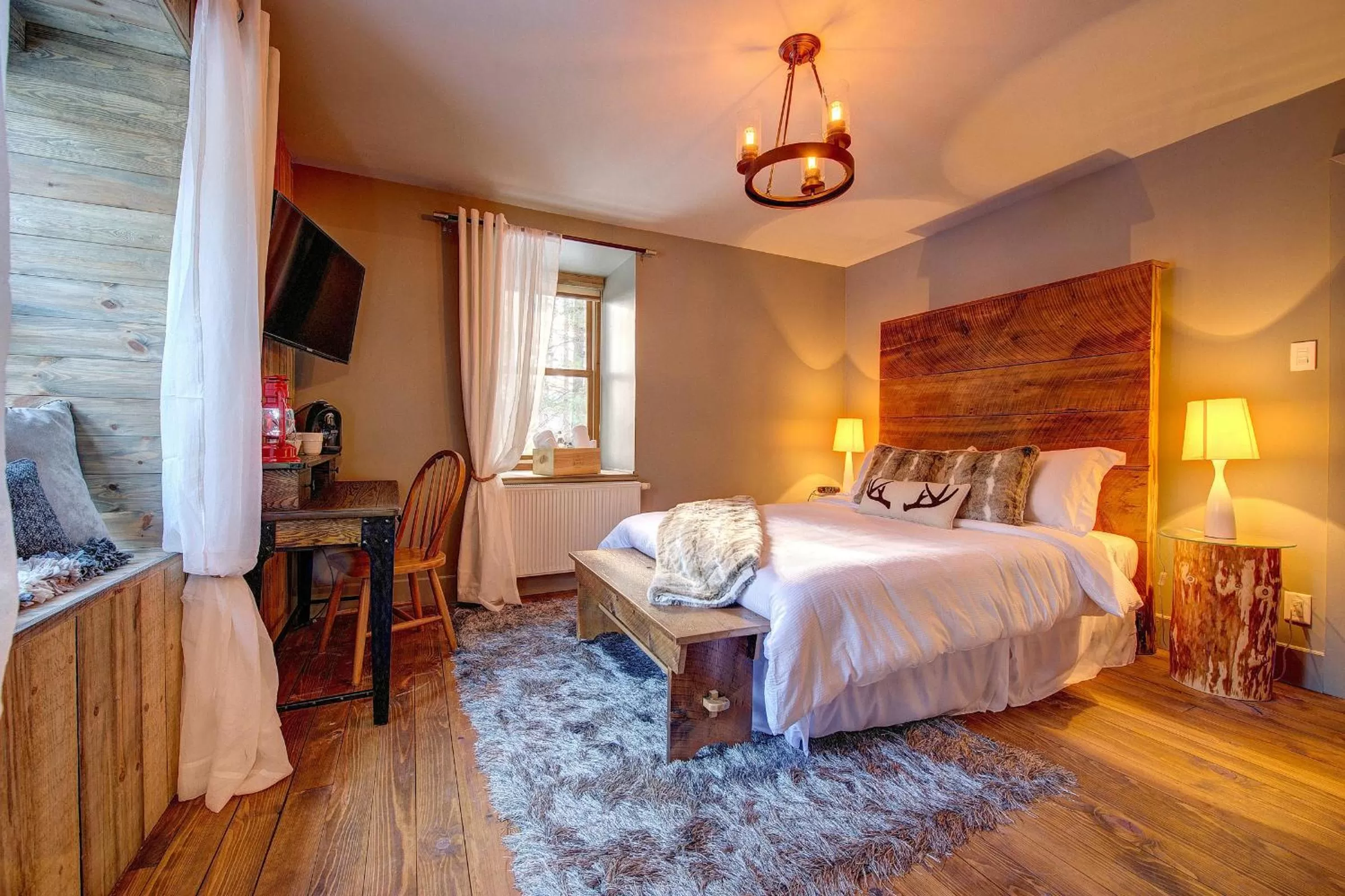Photo of the whole room, Bed in Auberge le Cosy Tremblant
