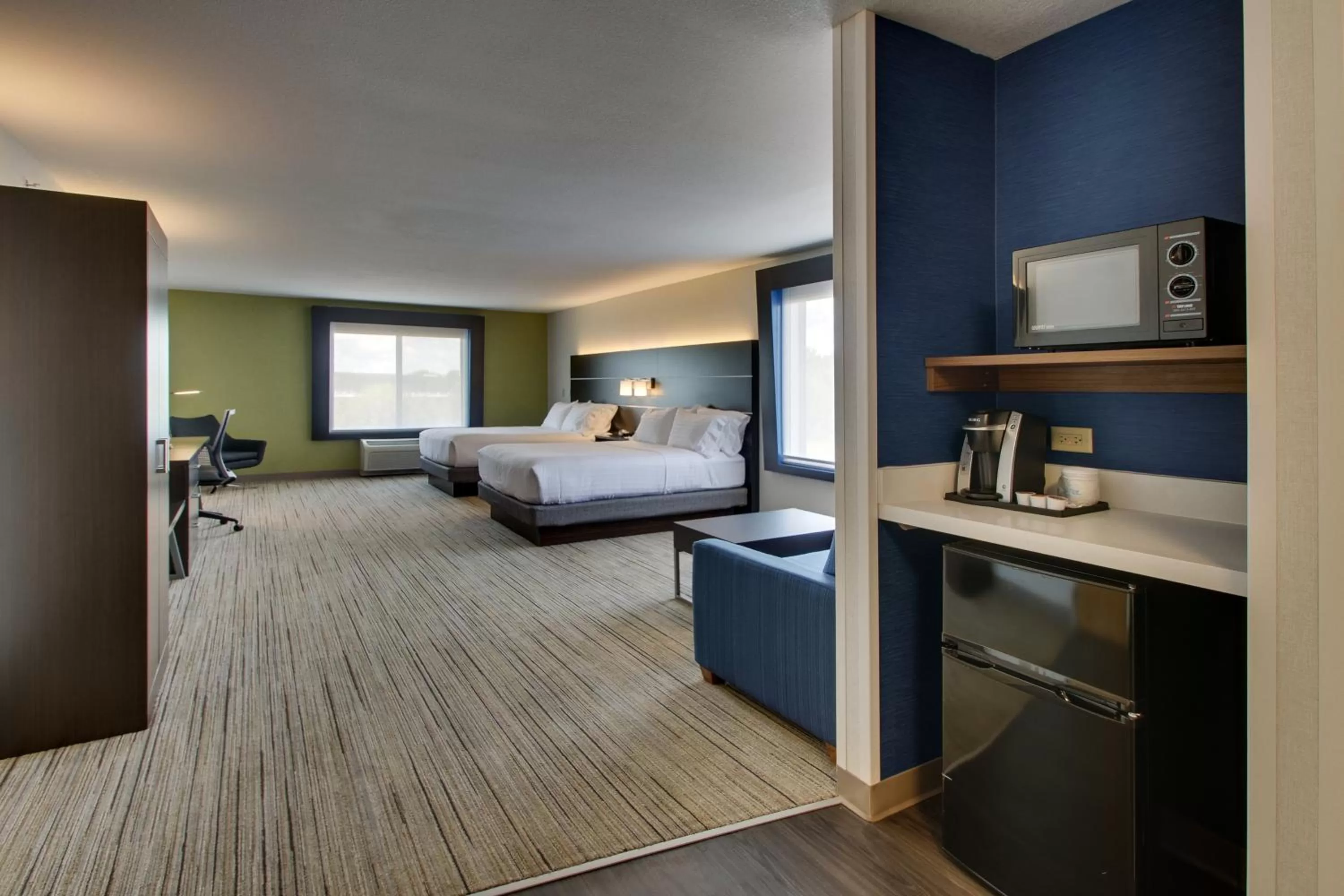 Photo of the whole room, Bed in Holiday Inn Express Hotel & Suites Morris by IHG