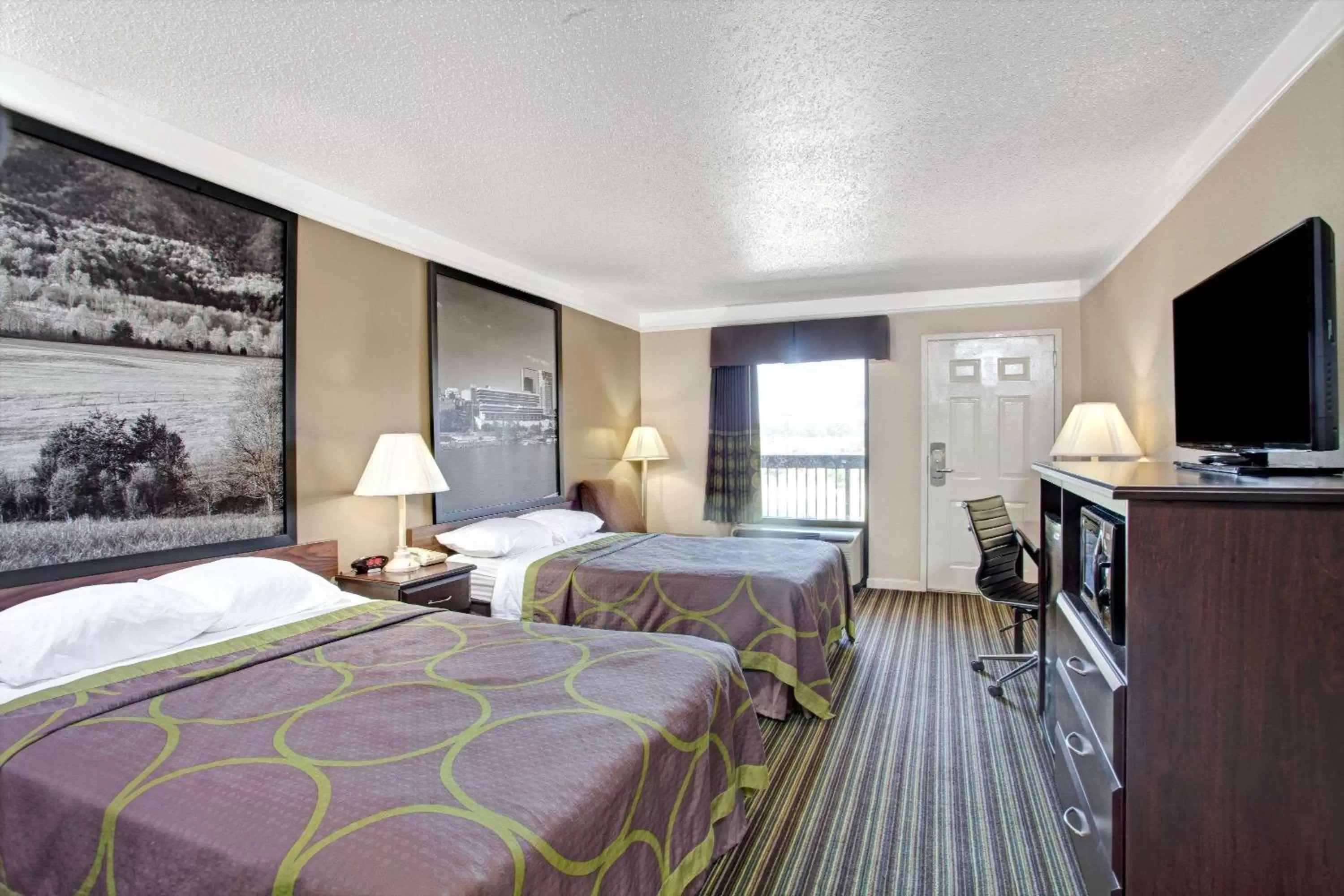 Photo of the whole room, Bed in Super 8 by Wyndham Knoxville East
