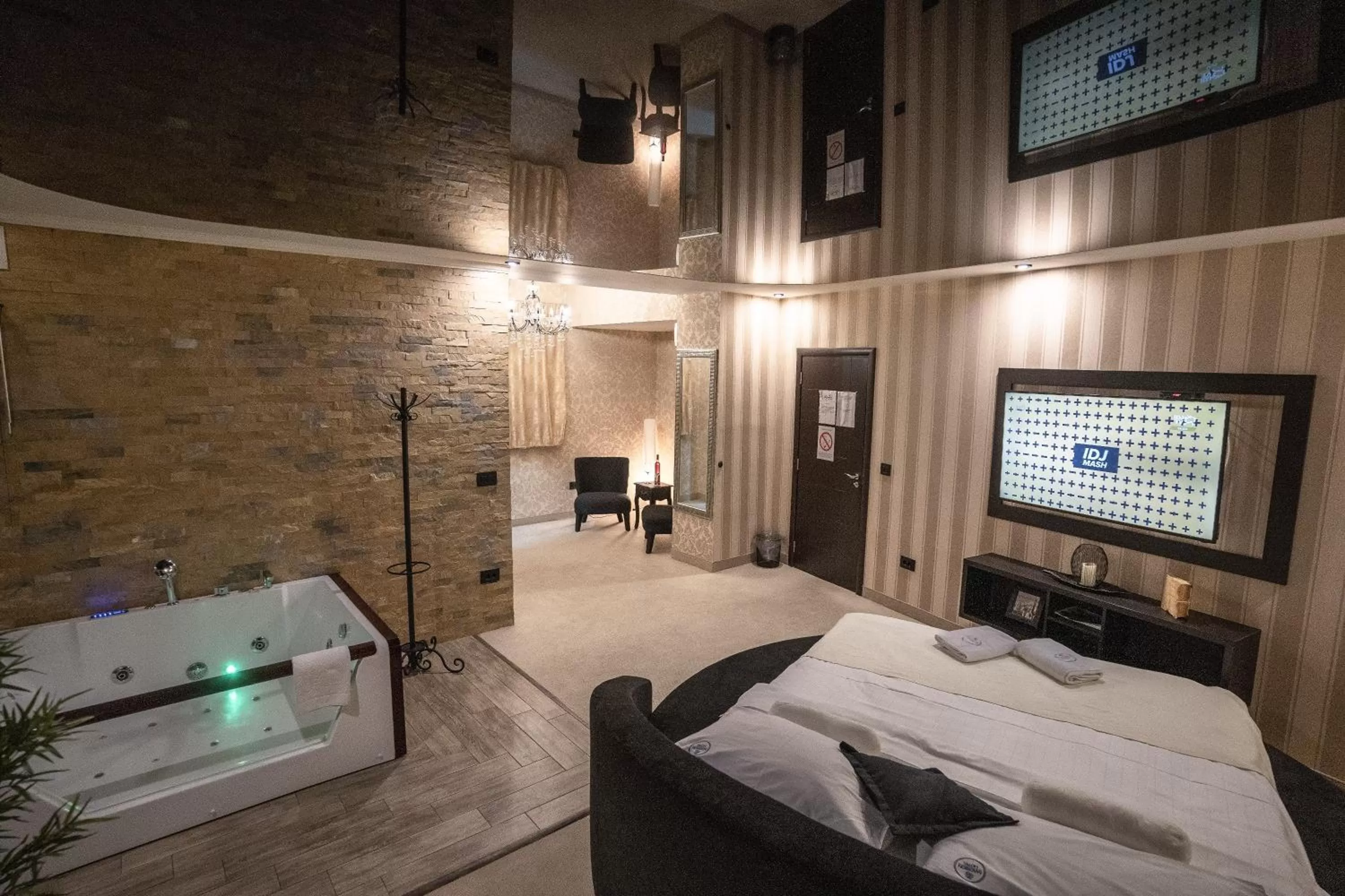 Living room in Madison - Square Sava