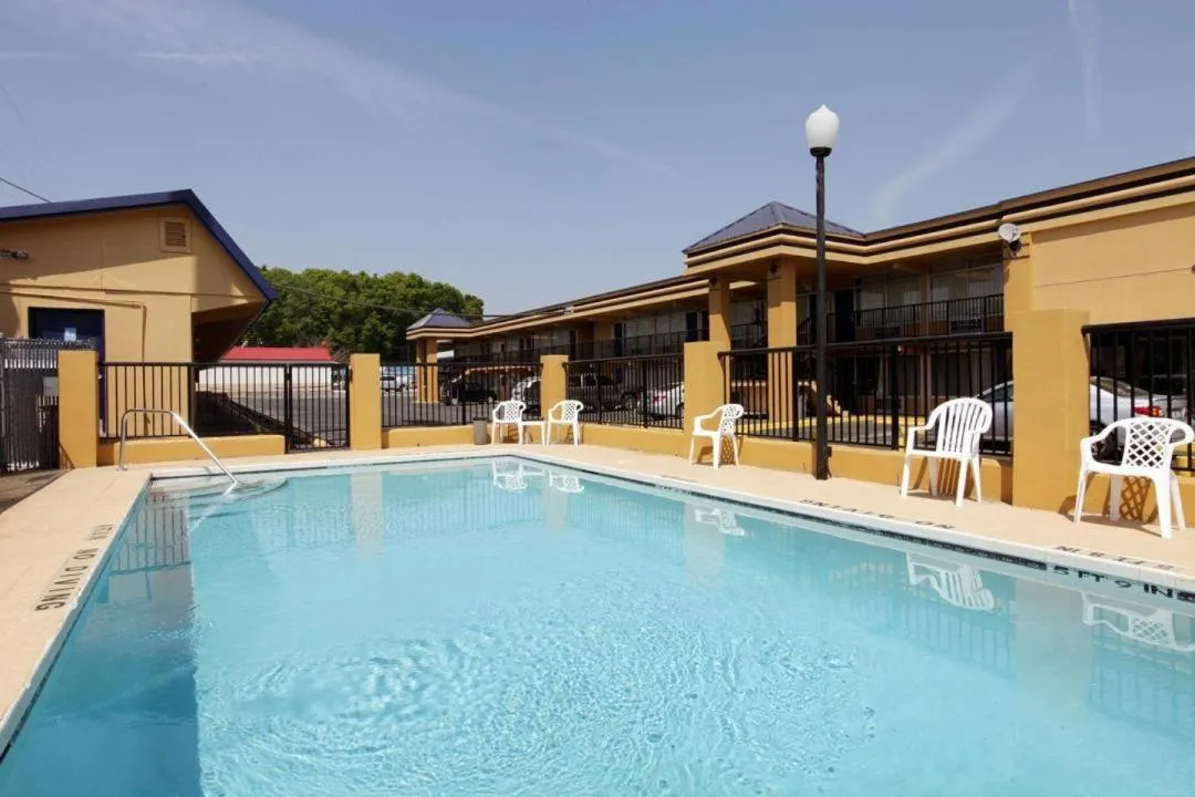 Swimming pool in Americas Best Value Inn Alachua