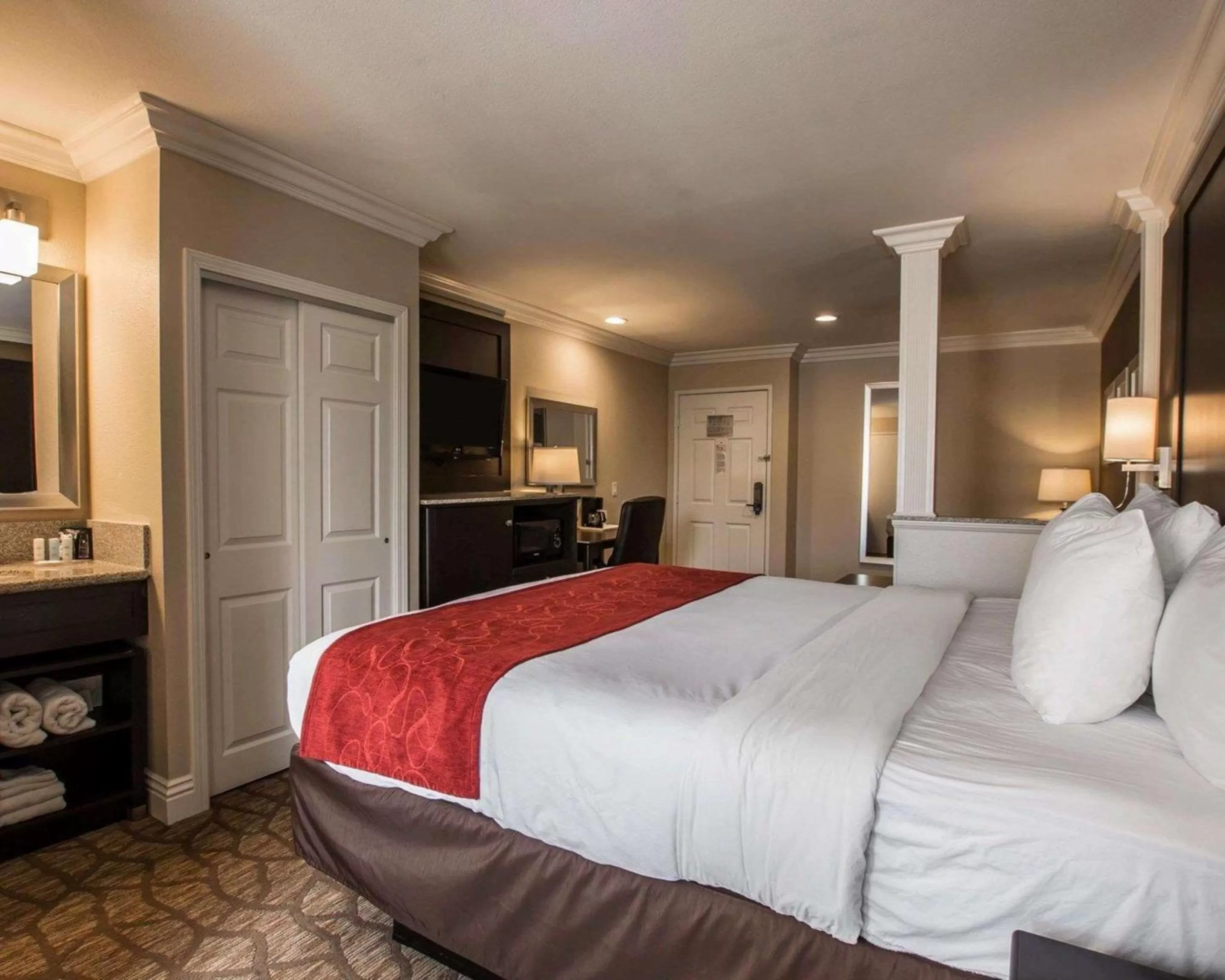 Photo of the whole room, Bed in Comfort Suites San Clemente Beach