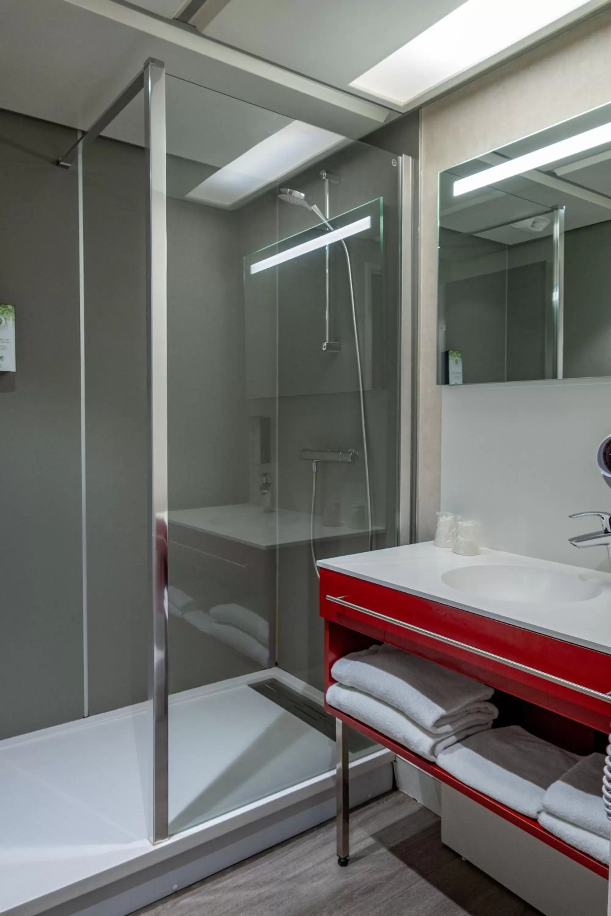 Toilet in Kyriad Montchanin le Creusot